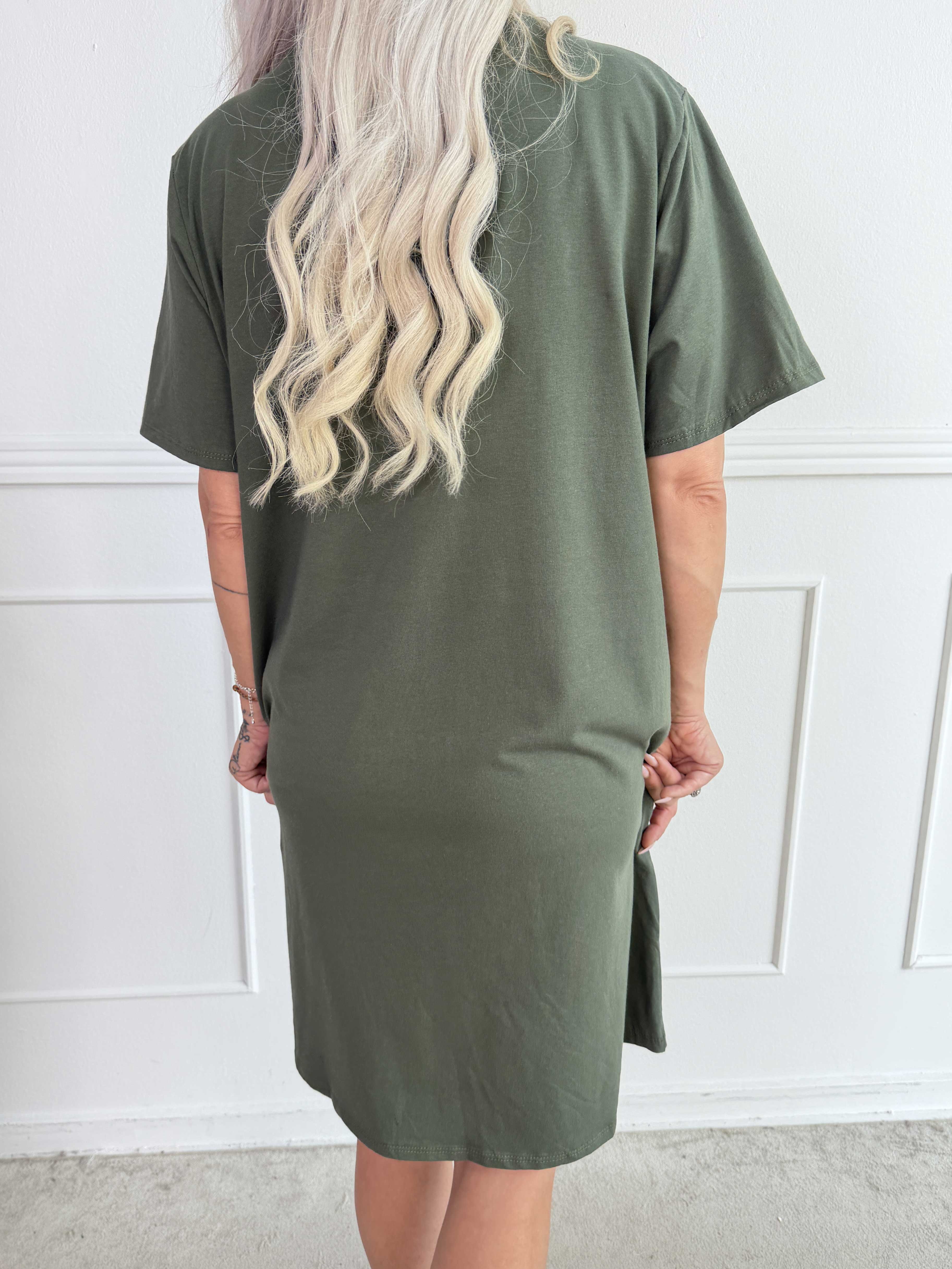 Meriam - Plus size t-shirtkjole med et cool, amerikansk inspireret print