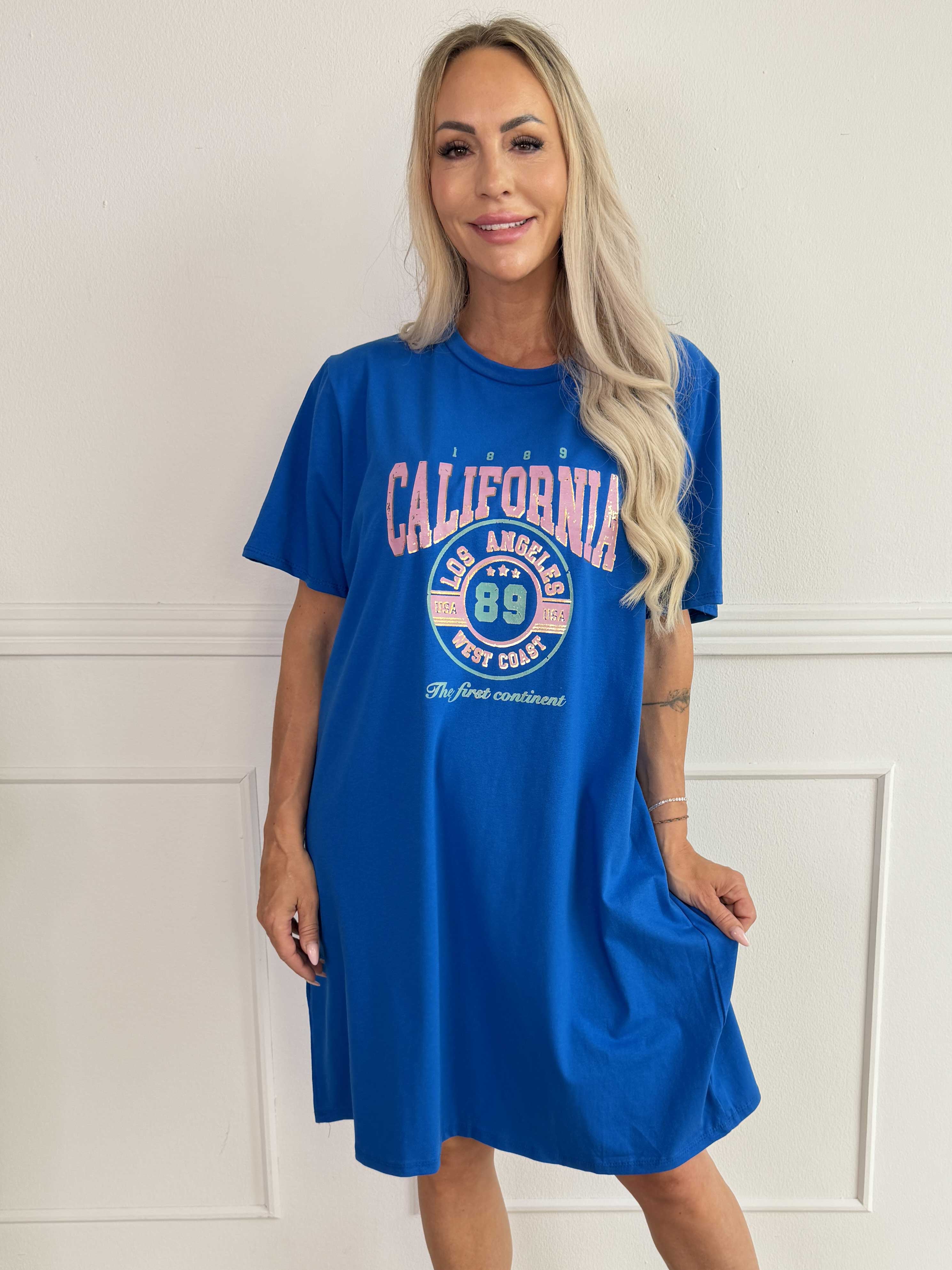 Meriam - En afslappet t-shirtkjole med et cool, amerikansk inspireret print