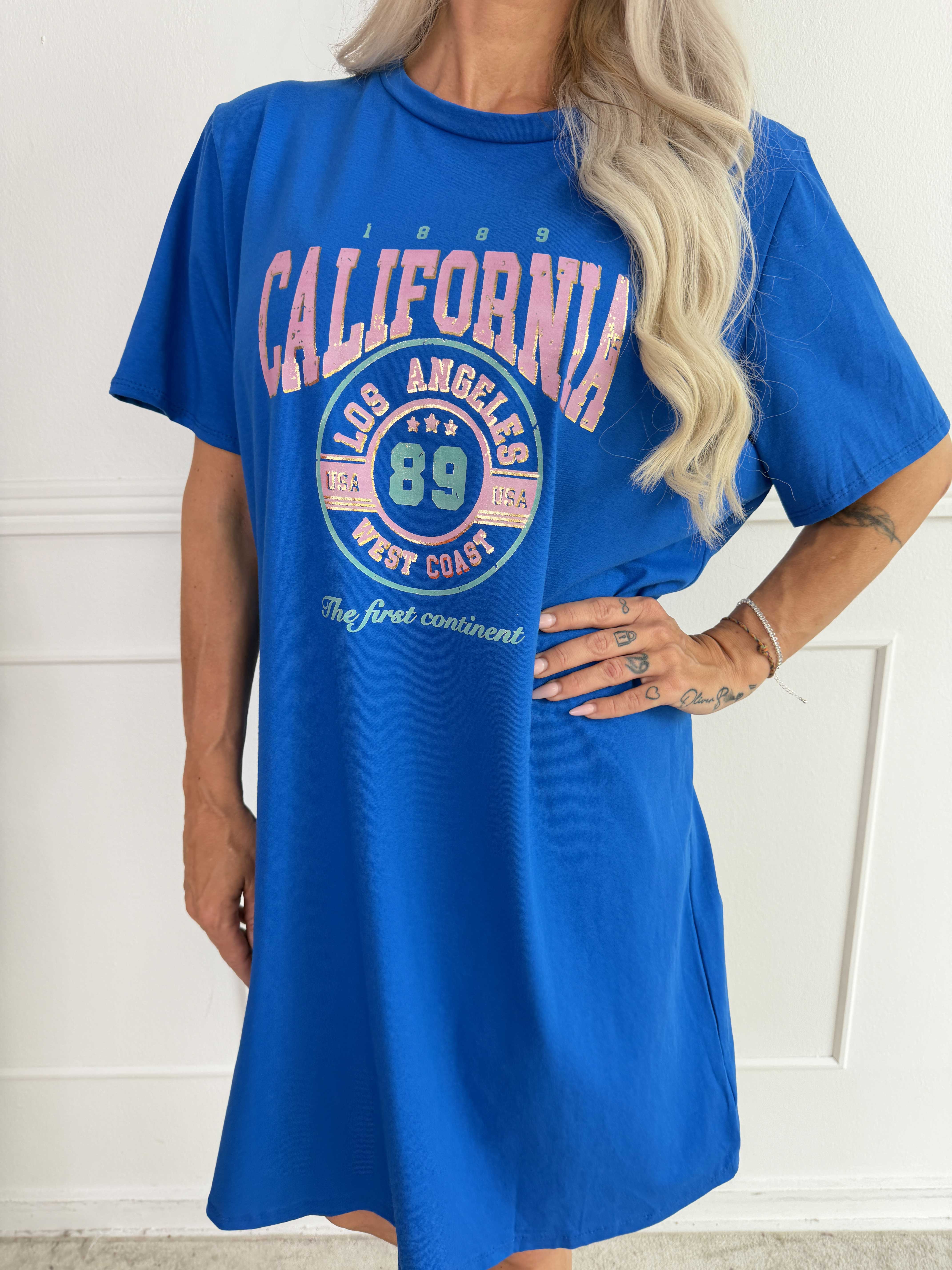 Meriam - Plus size t-shirtkjole med et cool, amerikansk inspireret print