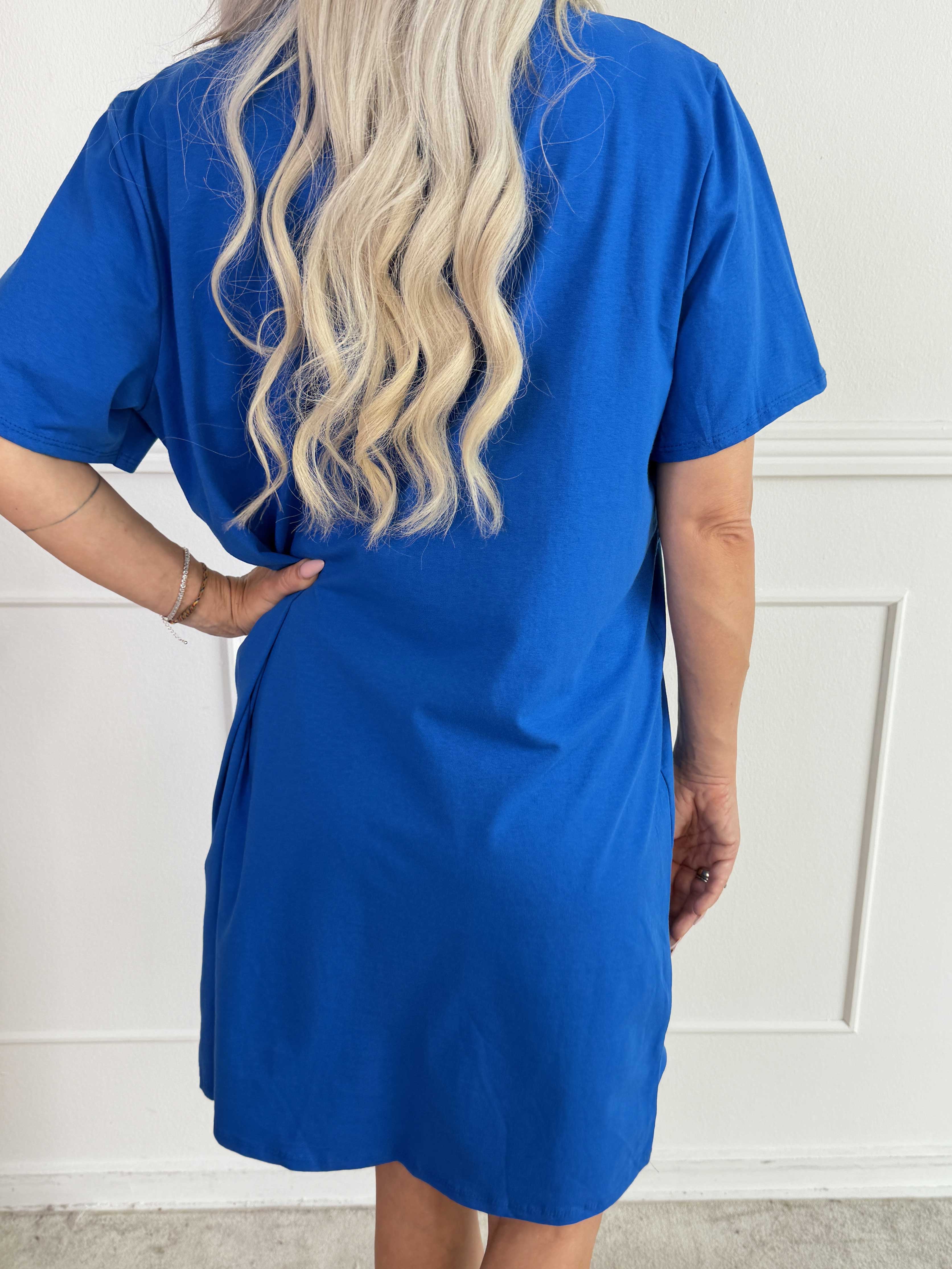 Meriam - En afslappet t-shirtkjole med et cool, amerikansk inspireret print