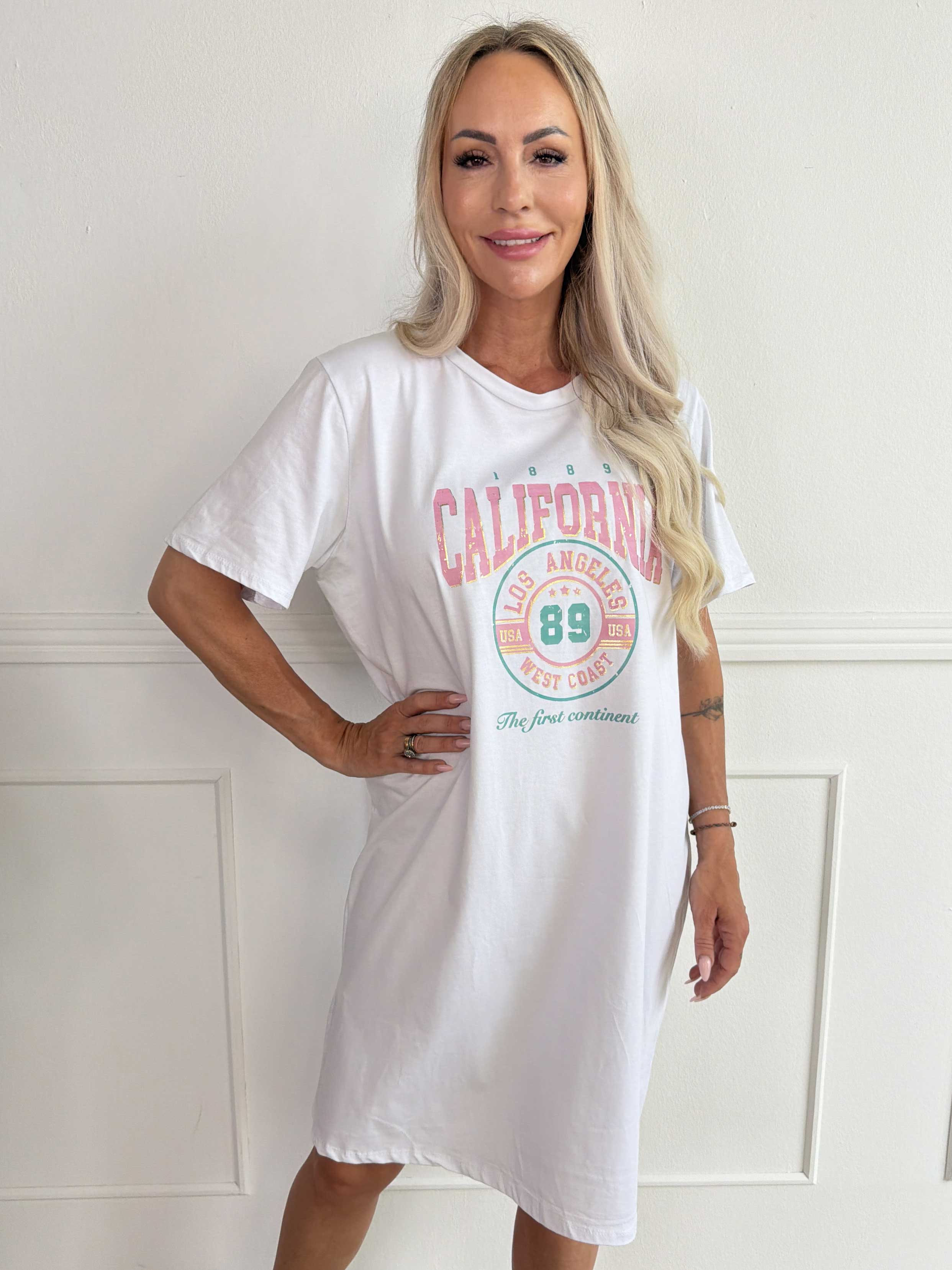 Meriam - Plus size t-shirtkjole med et cool, amerikansk inspireret print