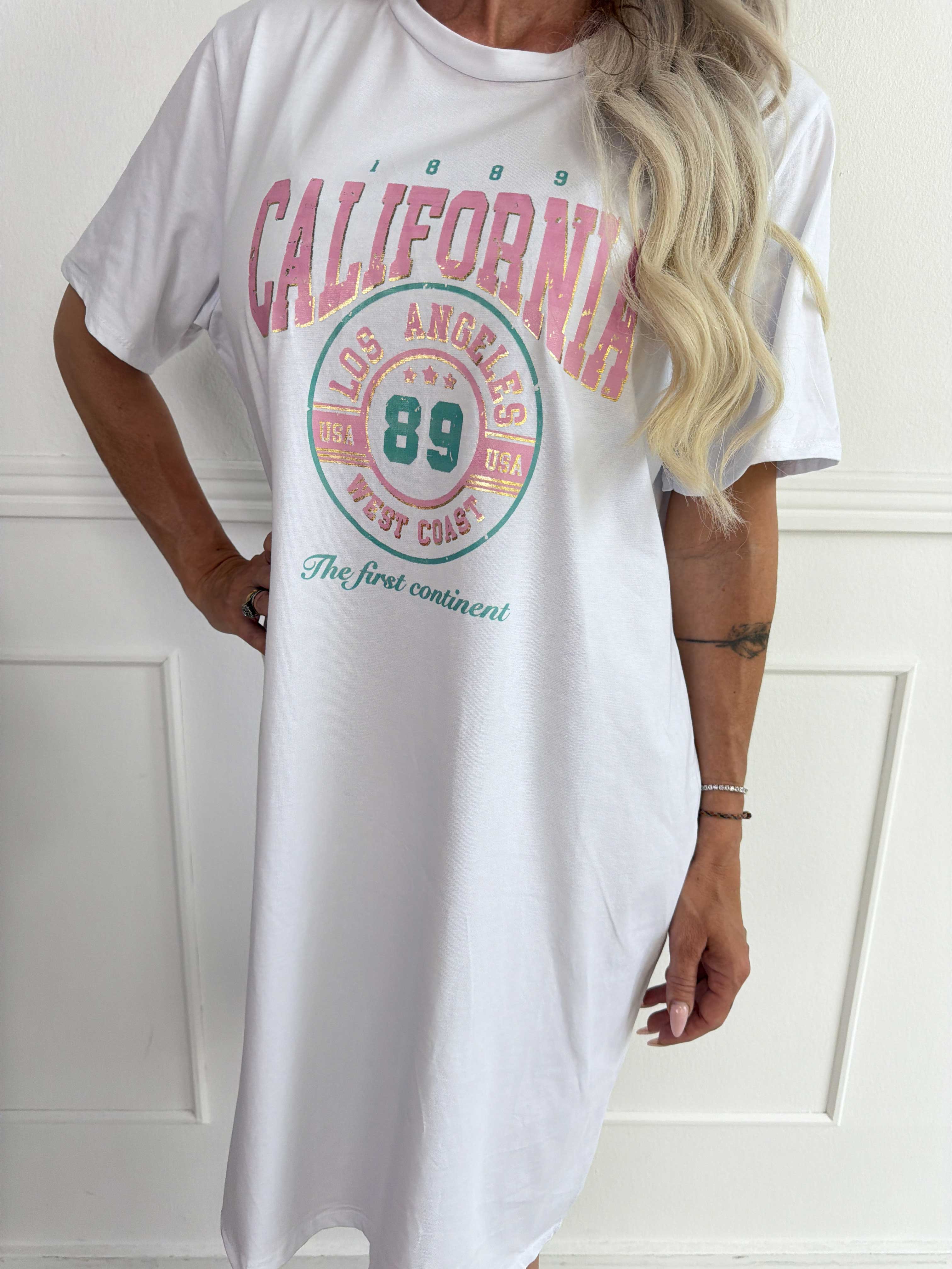 Meriam - En afslappet t-shirtkjole med et cool, amerikansk inspireret print
