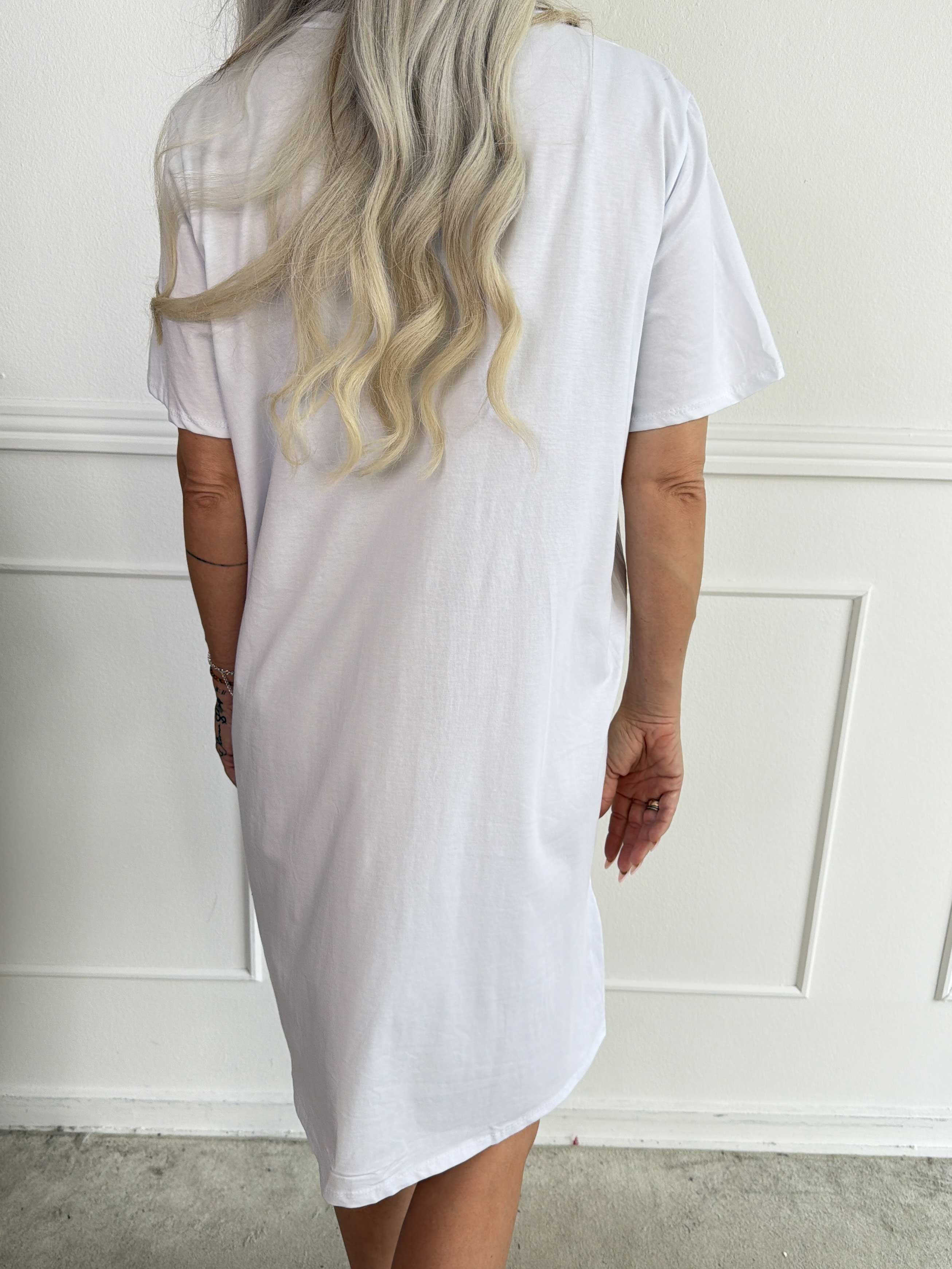 Meriam - Plus size t-shirtkjole med et cool, amerikansk inspireret print