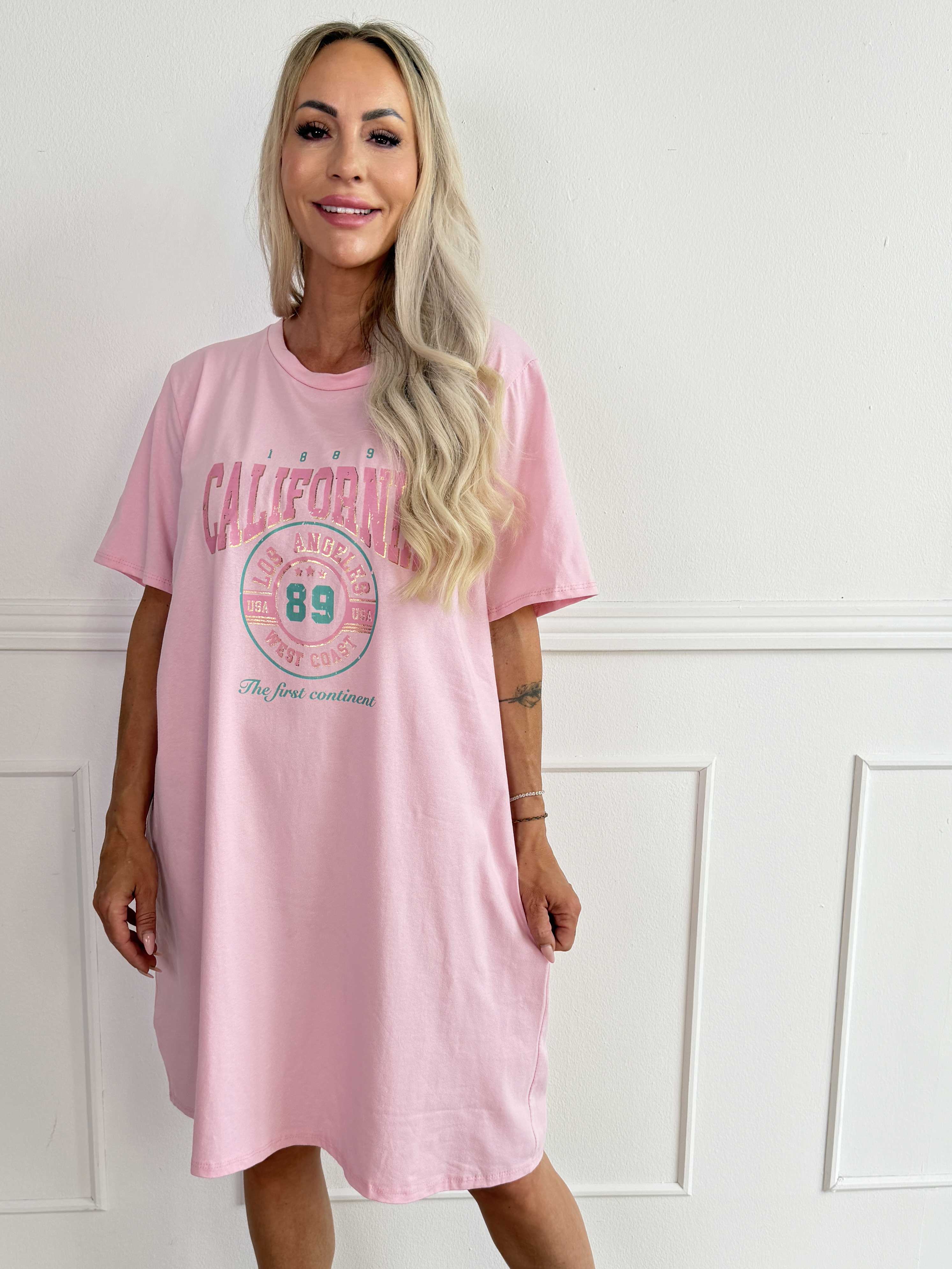 Meriam - Plus size t-shirtkjole med et cool, amerikansk inspireret print