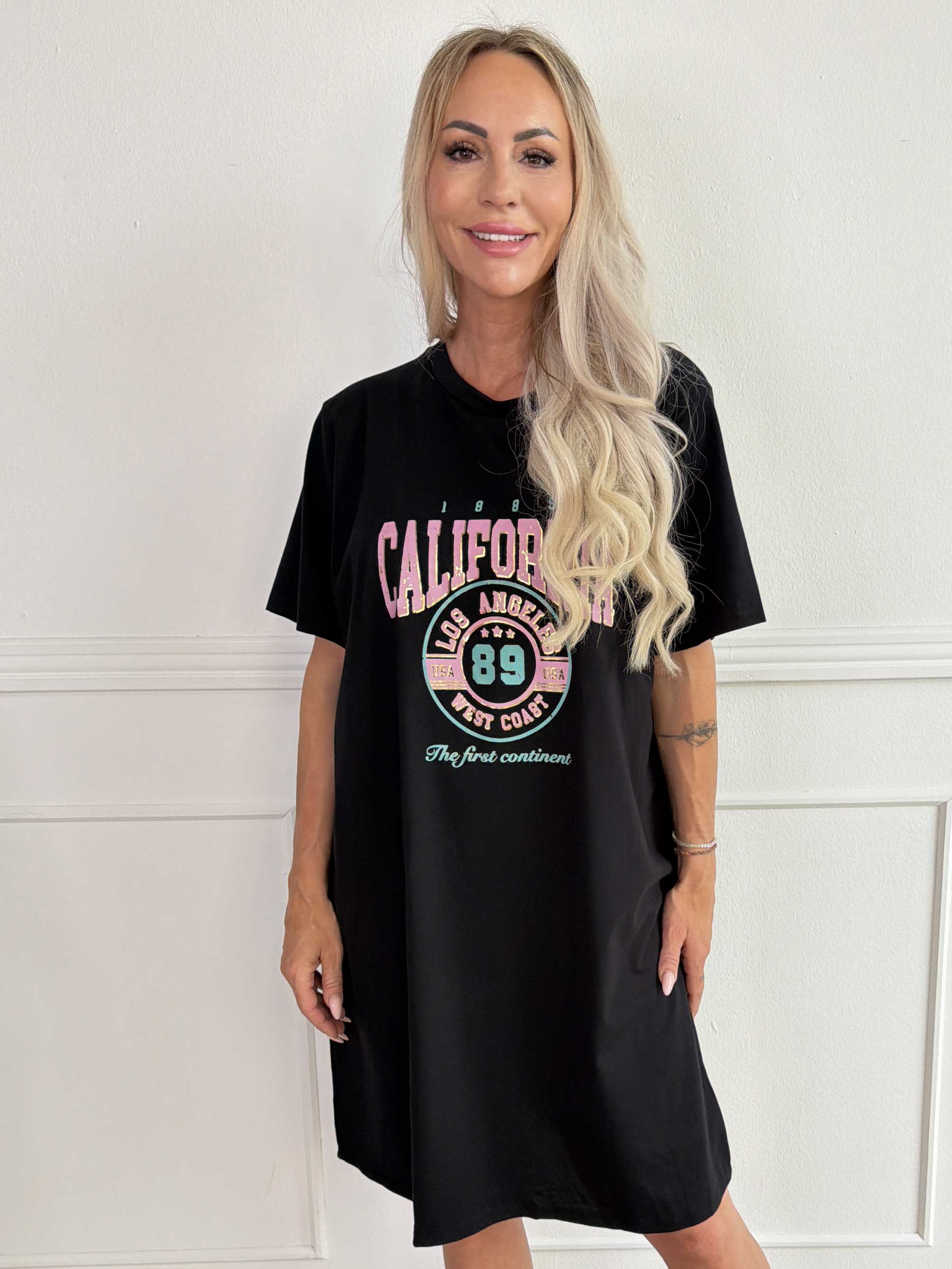 Meriam - En afslappet t-shirtkjole med et cool, amerikansk inspireret print