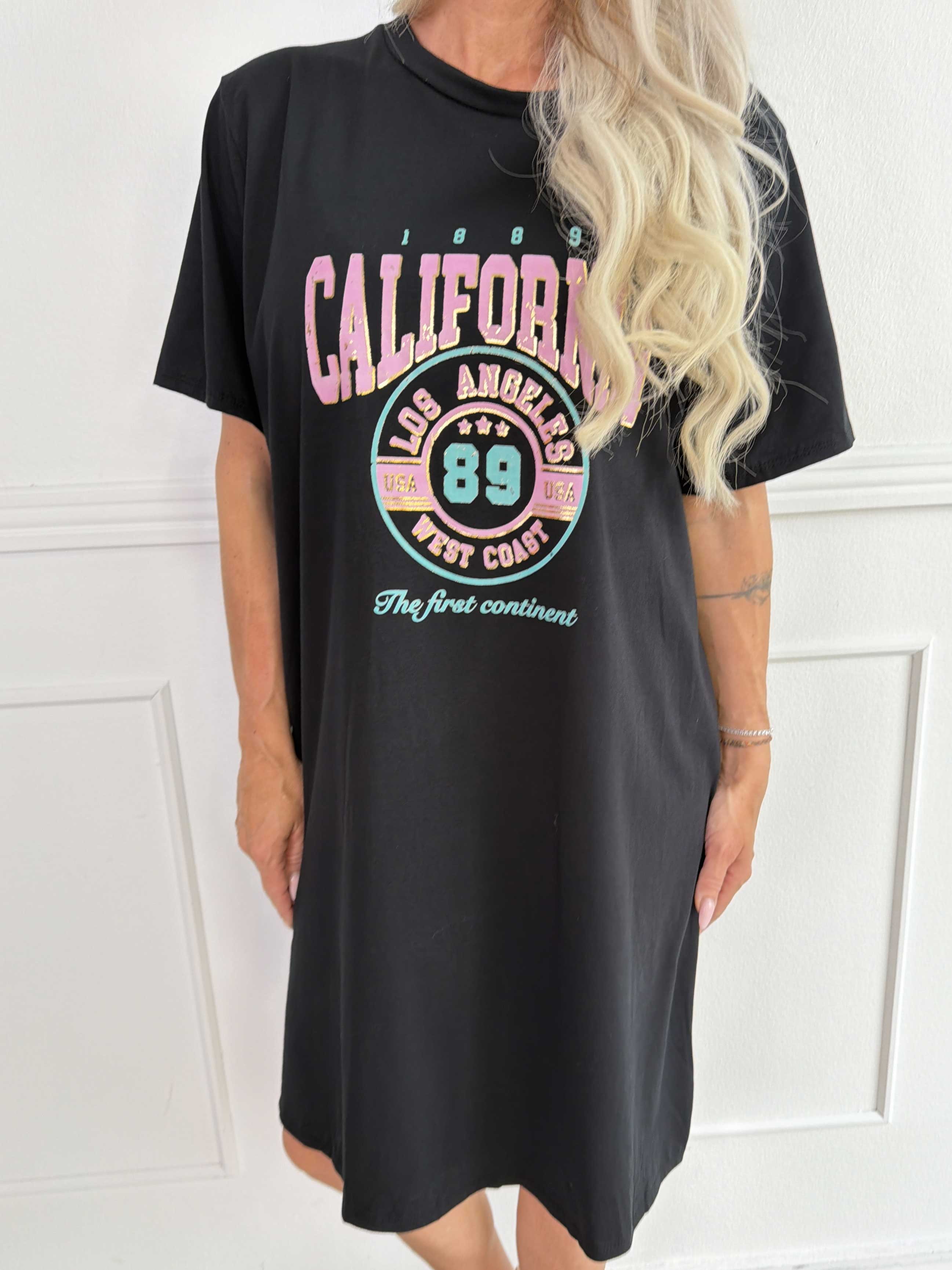 Meriam - En afslappet t-shirtkjole med et cool, amerikansk inspireret print