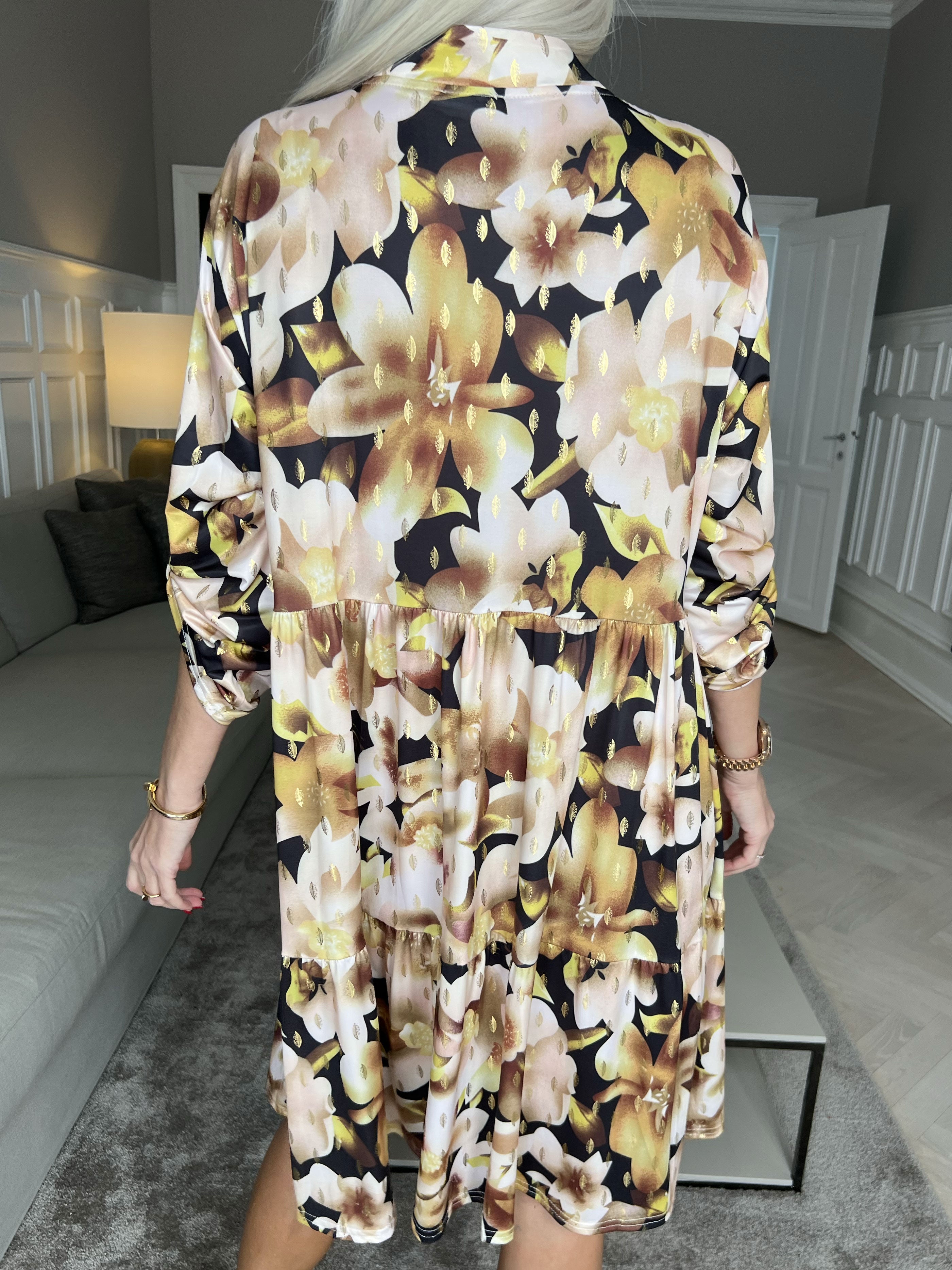 Milano Flower Midi - Kjole med blomsterprint og lag på lag look