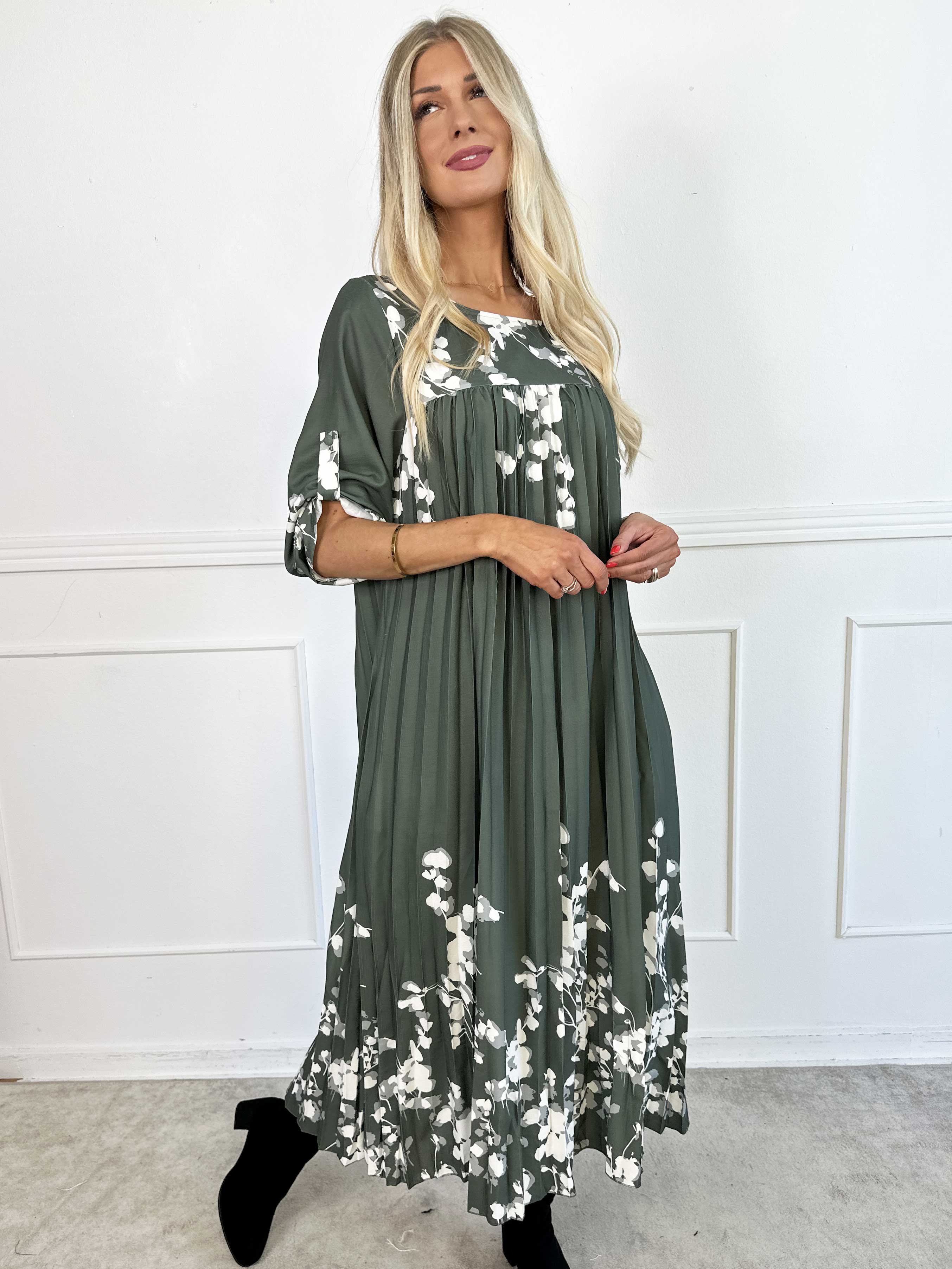 Nannie Blossom - Lang plisseret kjole med blomstermotiver