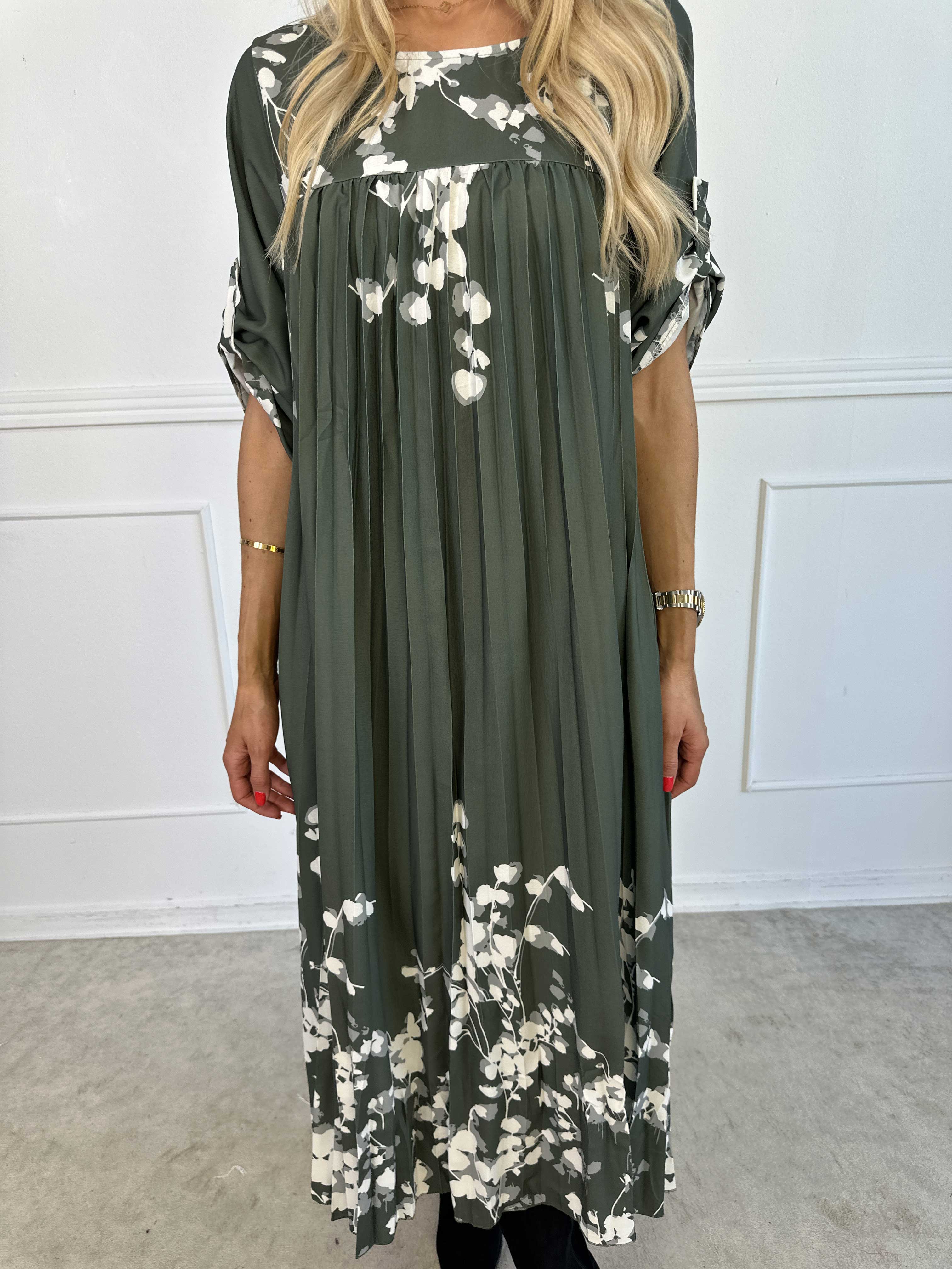 Nannie Blossom - Lang plisseret kjole med blomstermotiver