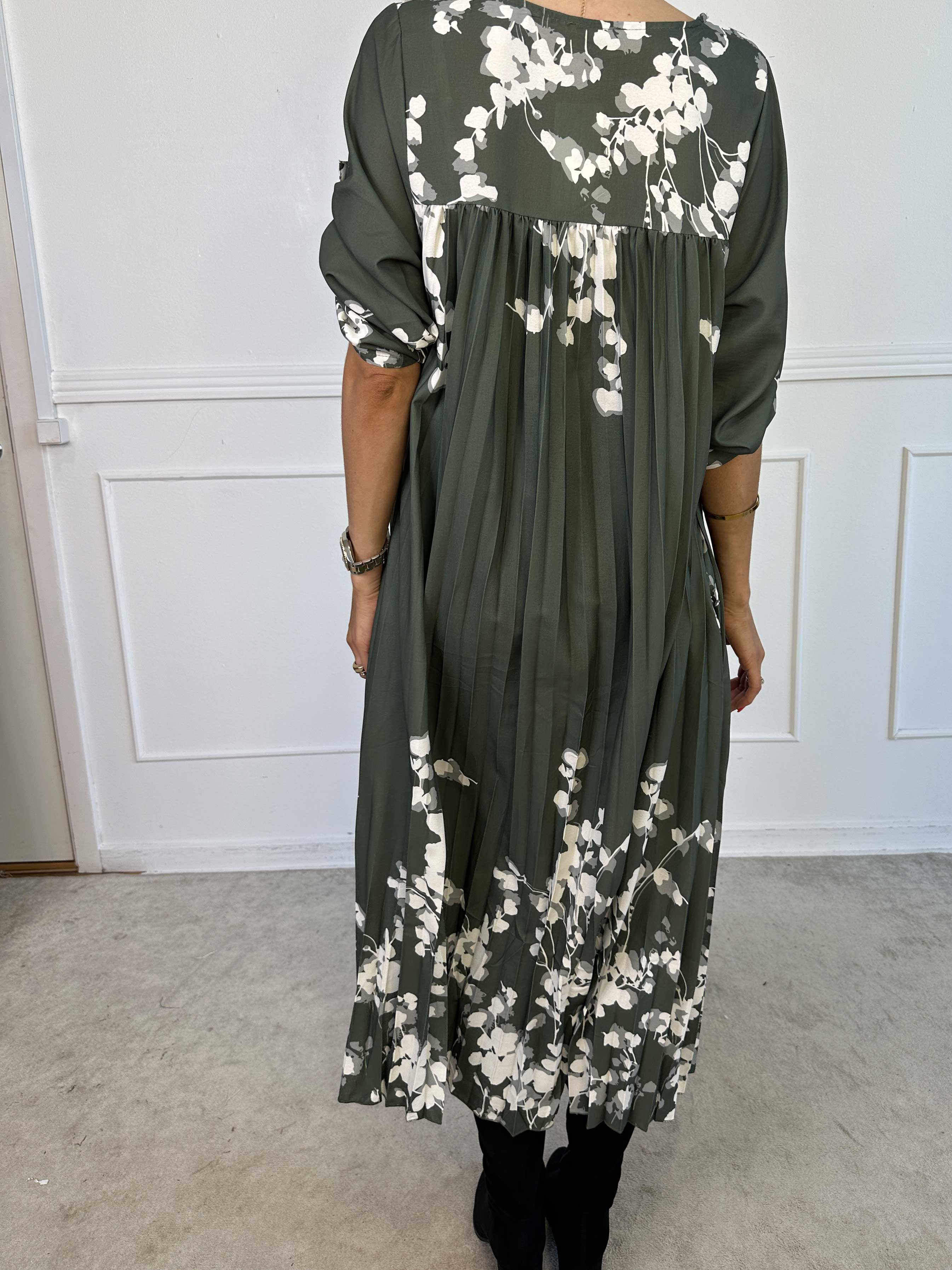 Nannie Blossom - Lang plisseret kjole med blomstermotiver