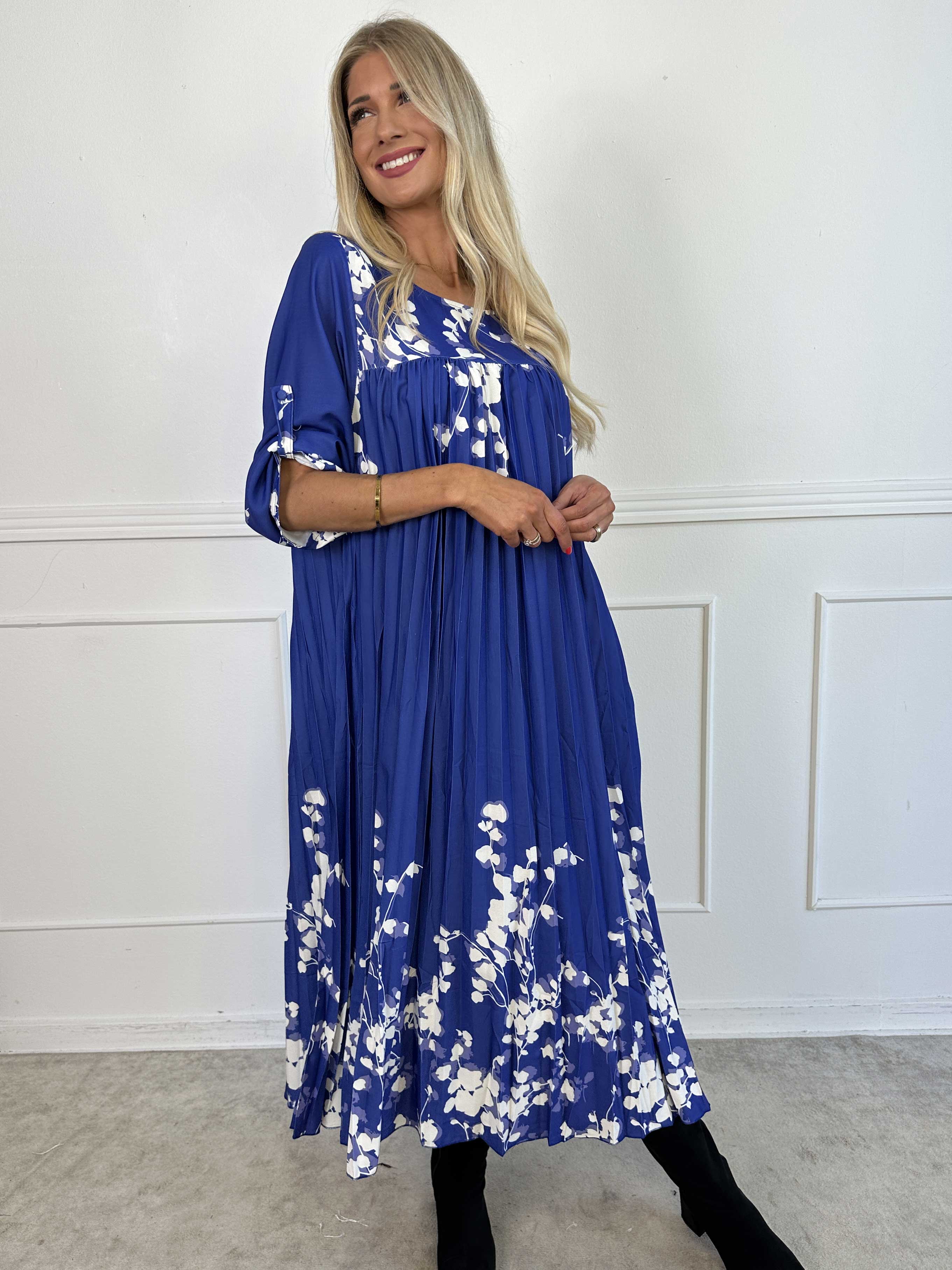 Nannie Blossom - Lang plisseret kjole med blomstermotiver