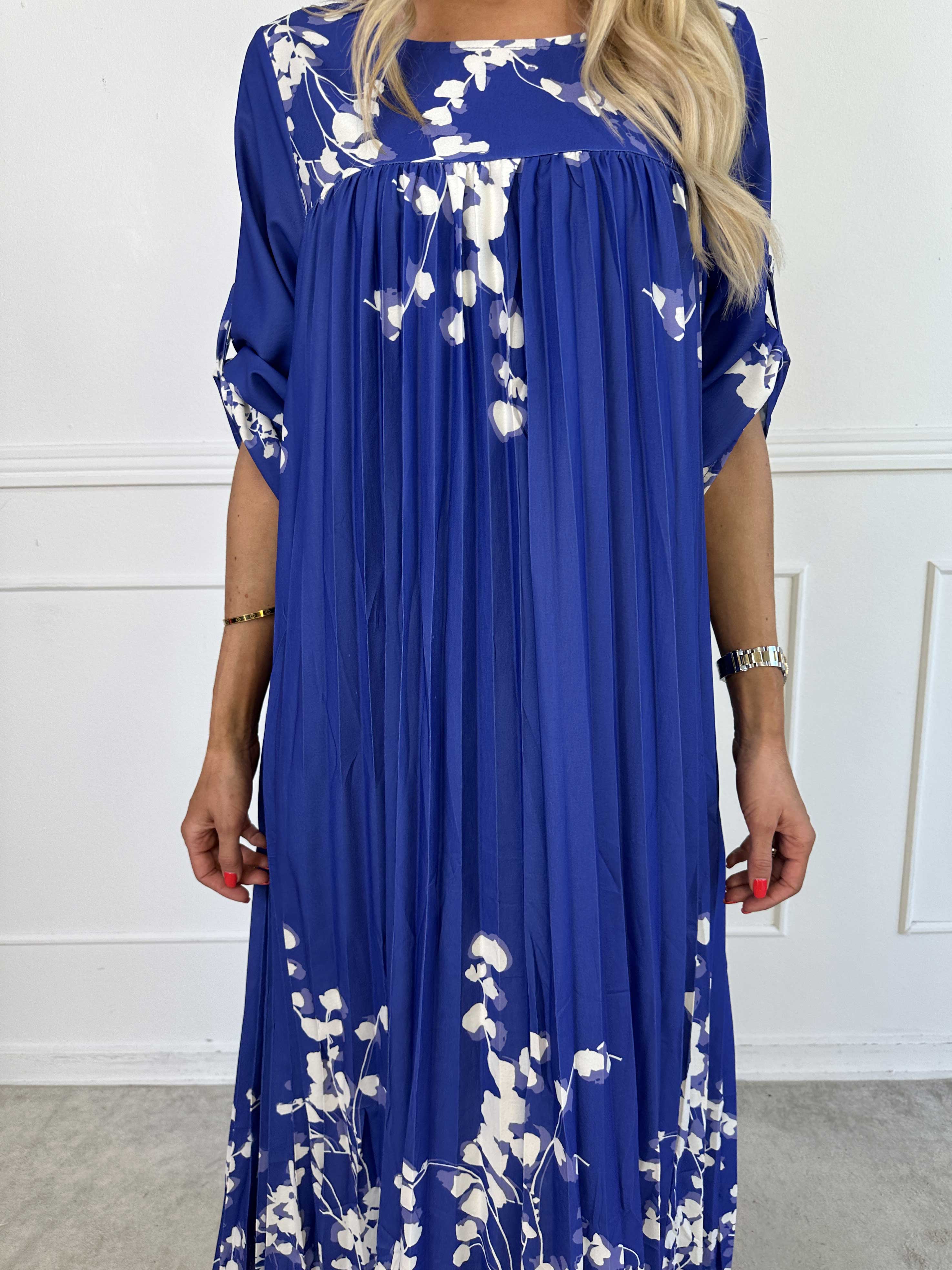 Nannie Blossom - Lang plisseret kjole med blomstermotiver