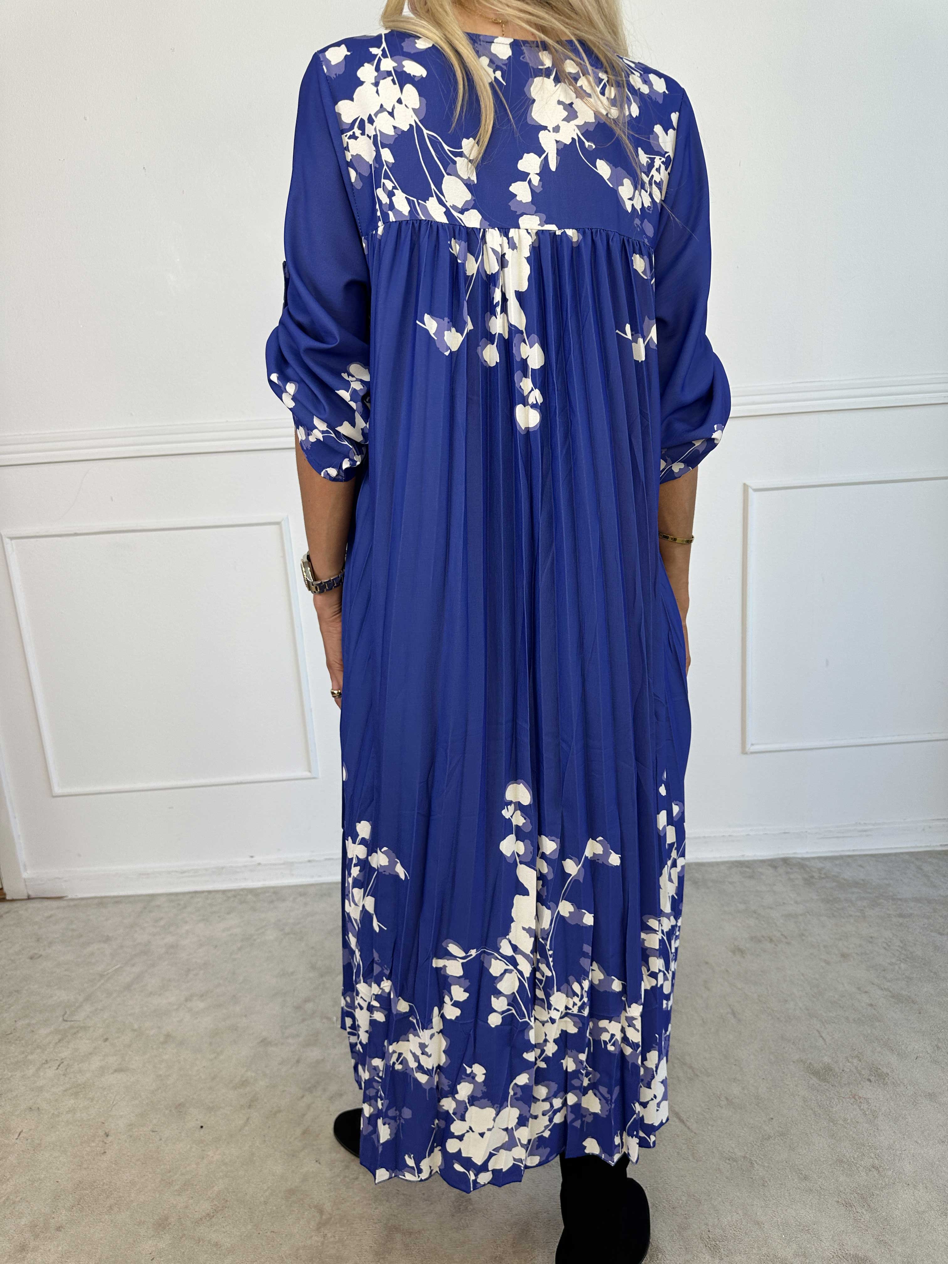 Nannie Blossom - Lang plisseret kjole med blomstermotiver