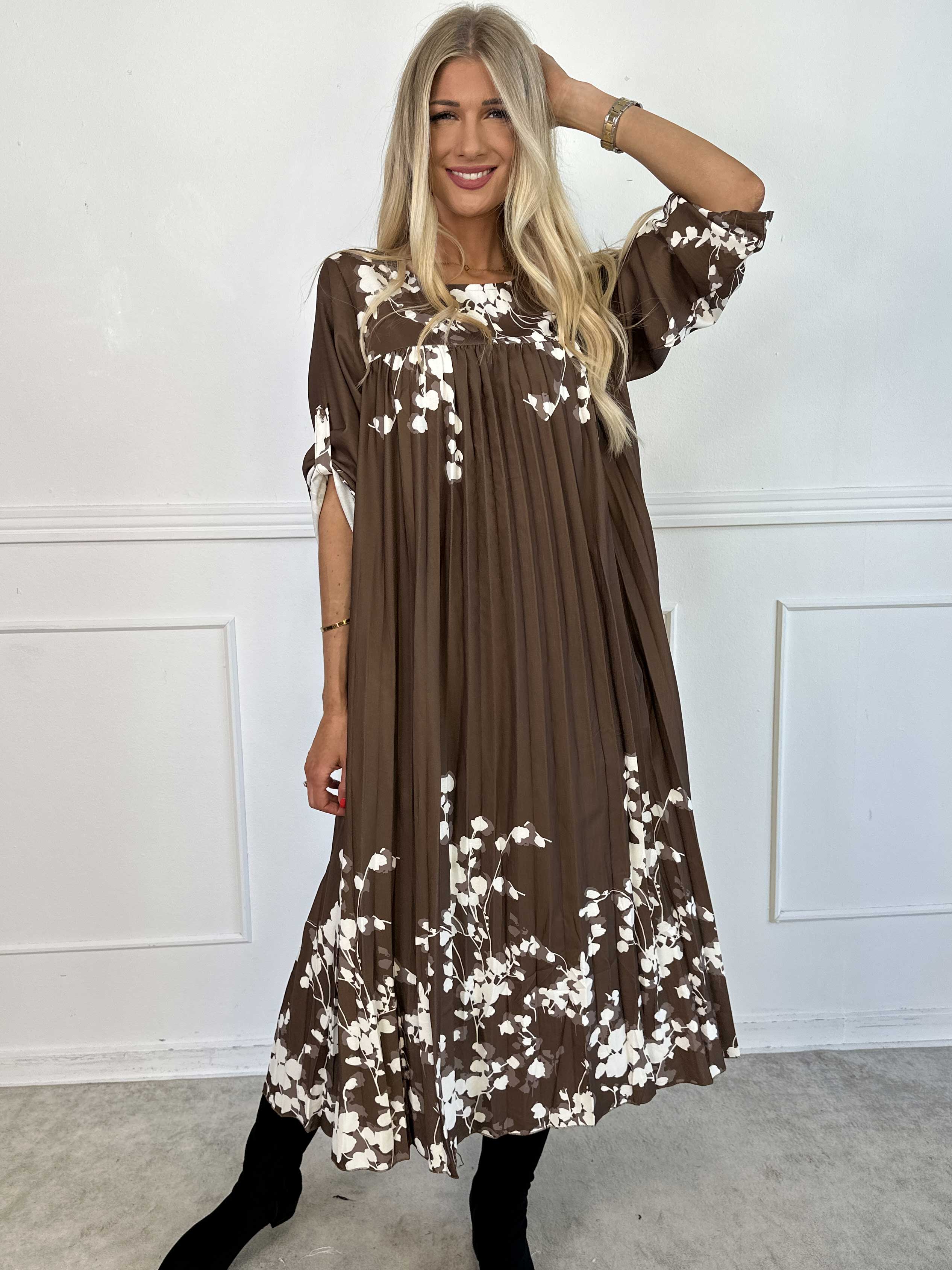 Nannie Blossom - Lang plisseret kjole med blomstermotiver