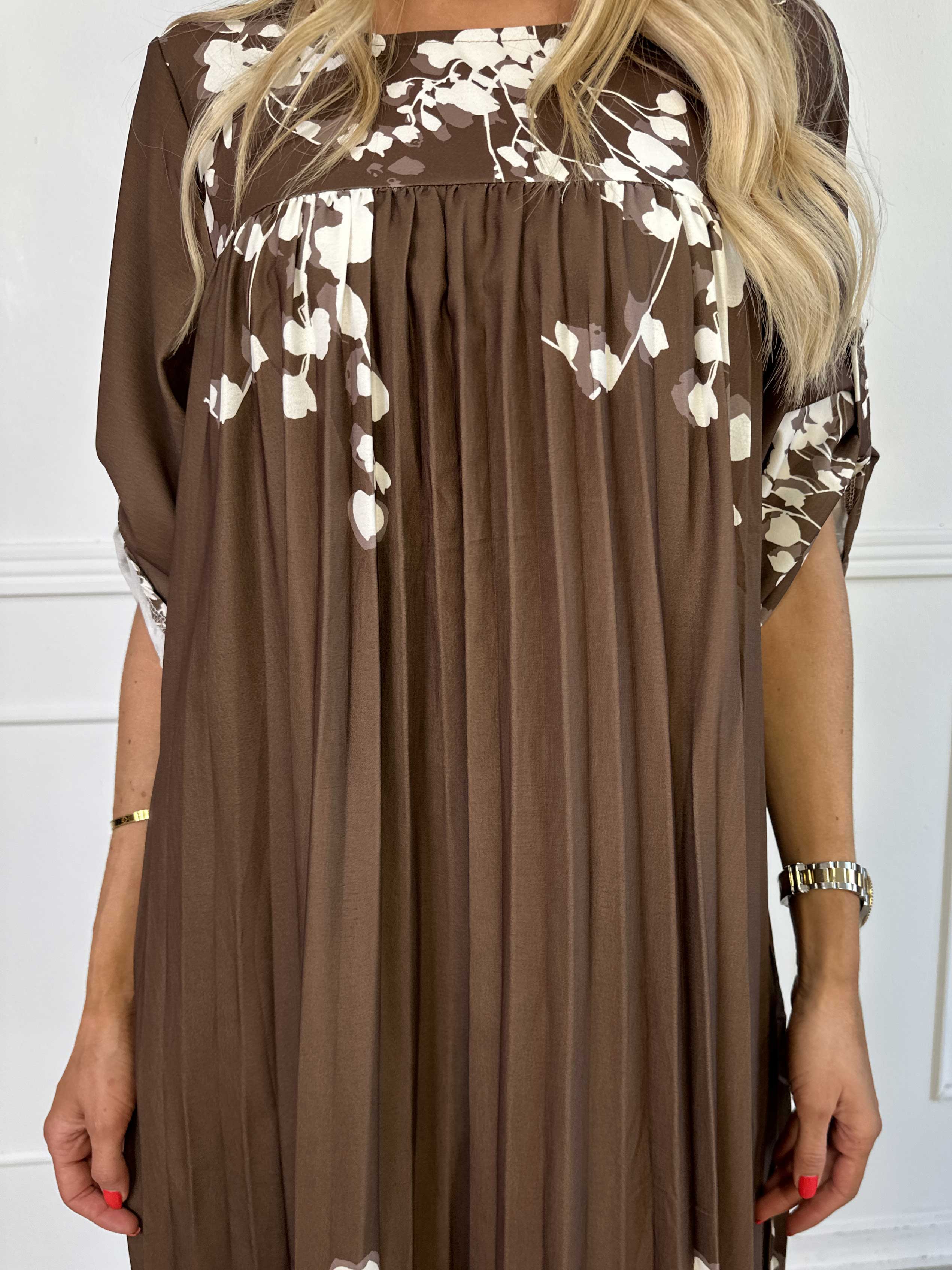 Nannie Blossom - Lang plisseret kjole med blomstermotiver