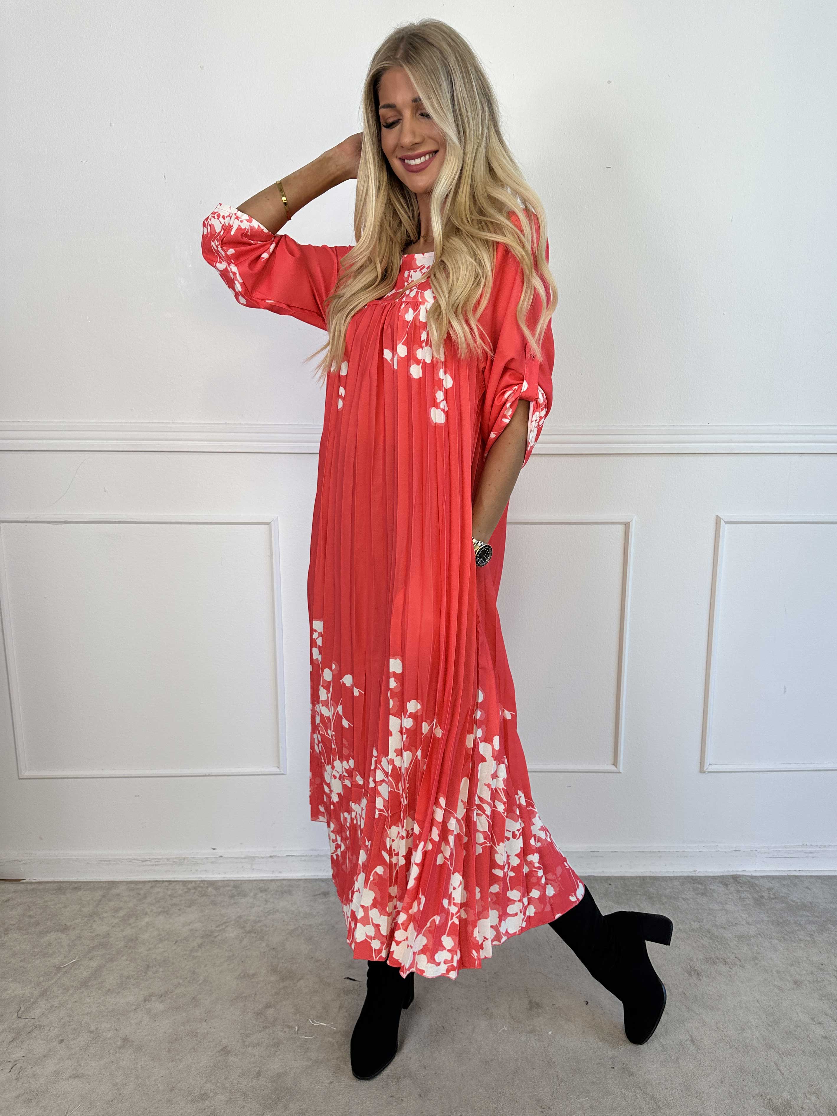 Nannie Blossom - Lang plisseret kjole med blomstermotiver