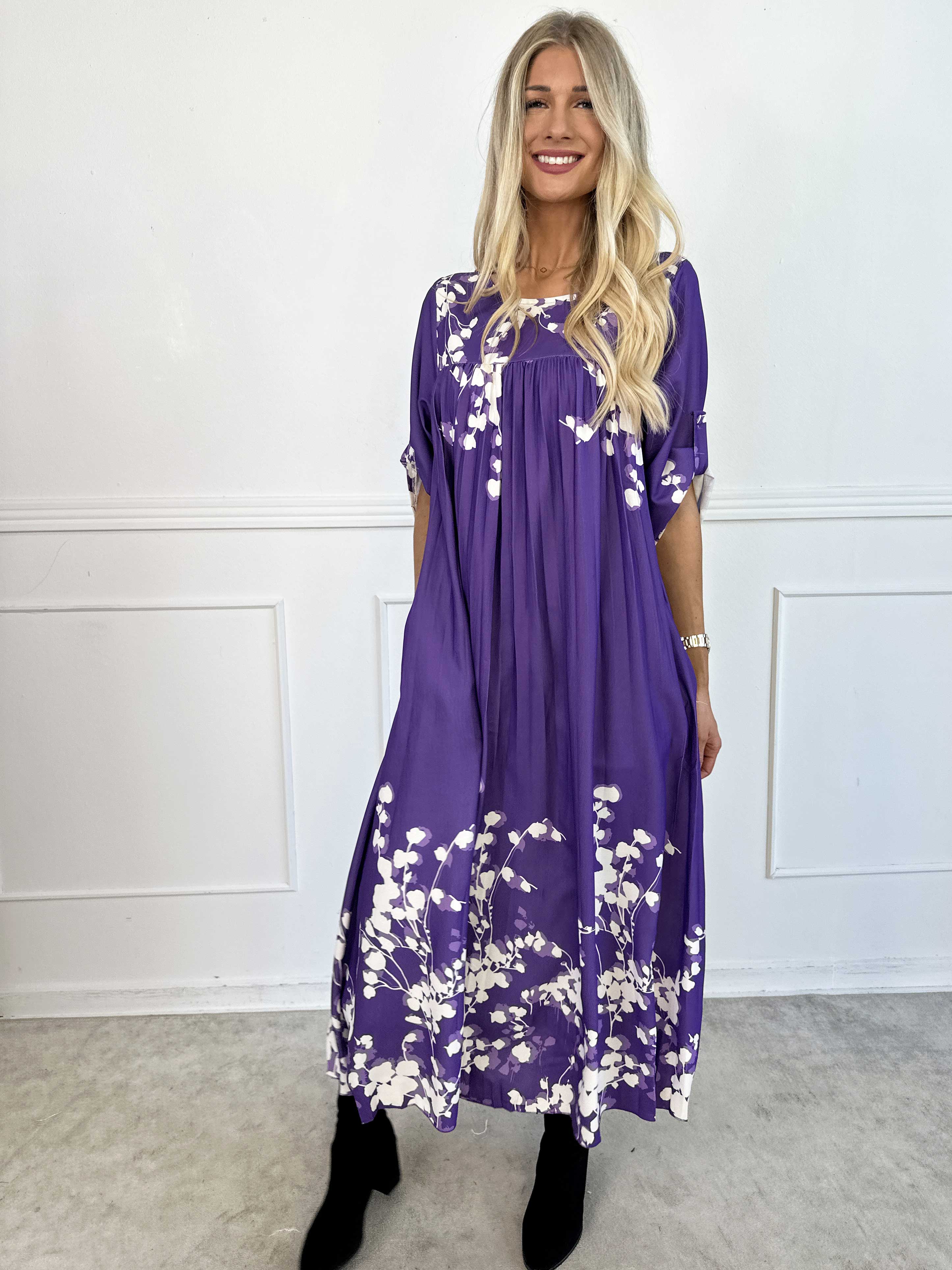 Nannie Blossom - Lang plisseret kjole med blomstermotiver