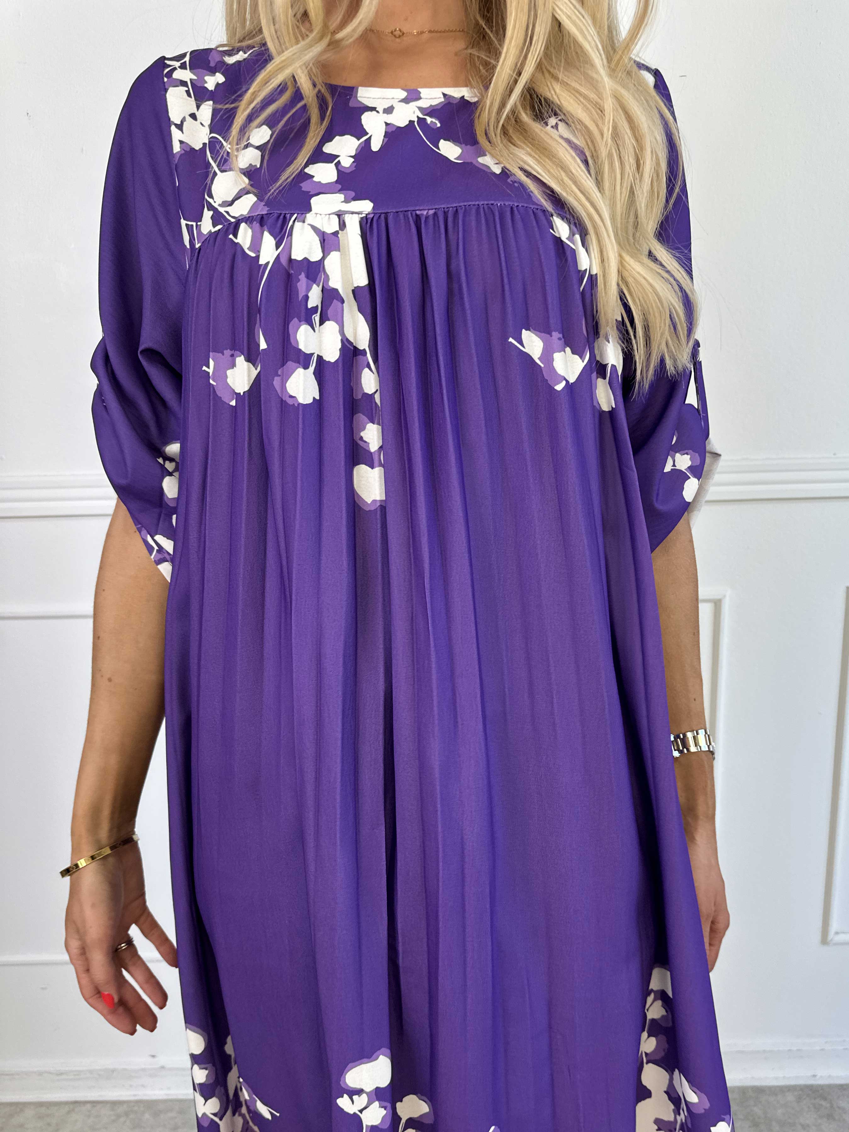 Nannie Blossom - Lang plisseret kjole med blomstermotiver