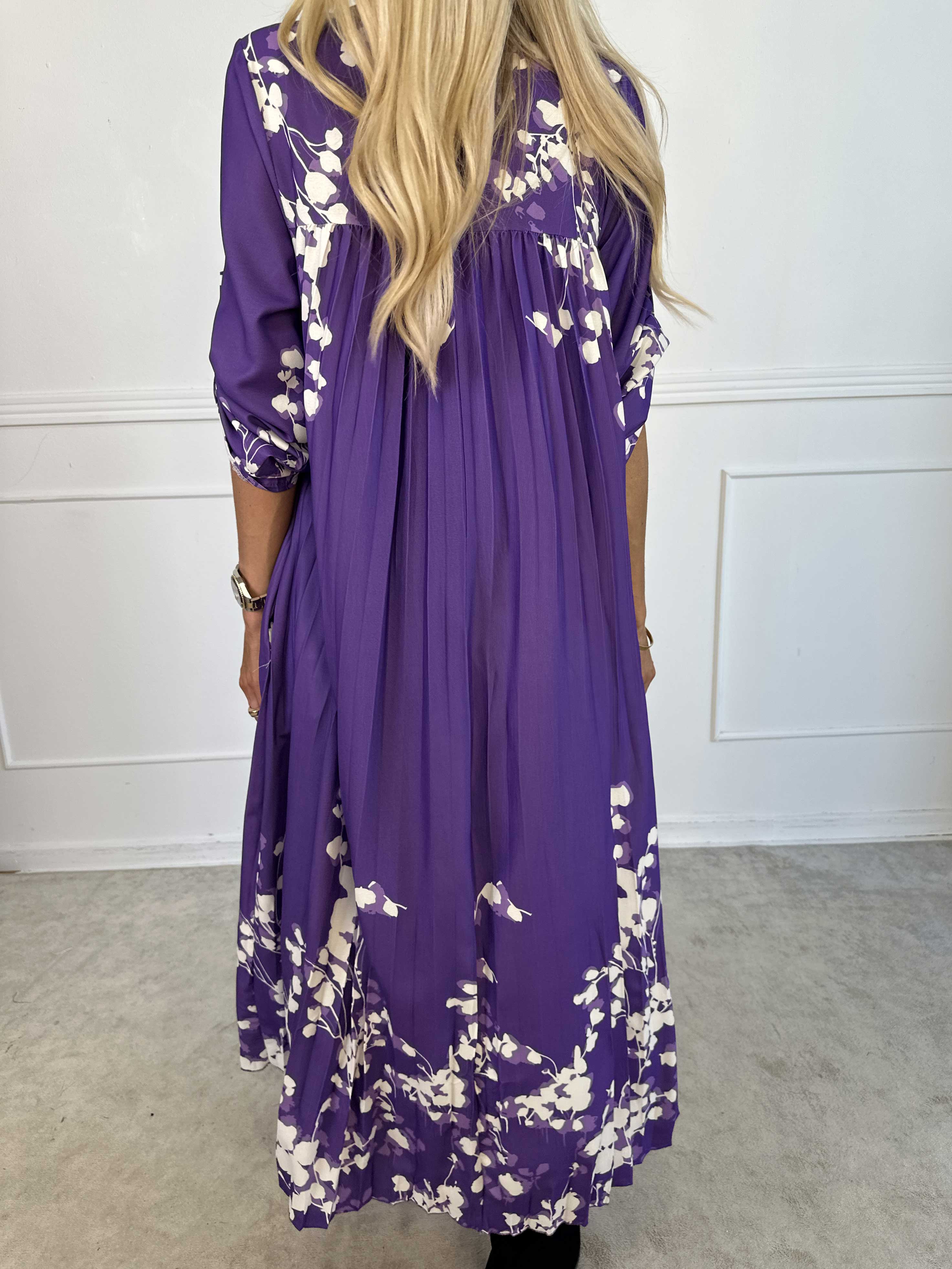 Nannie Blossom - Lang plisseret kjole med blomstermotiver