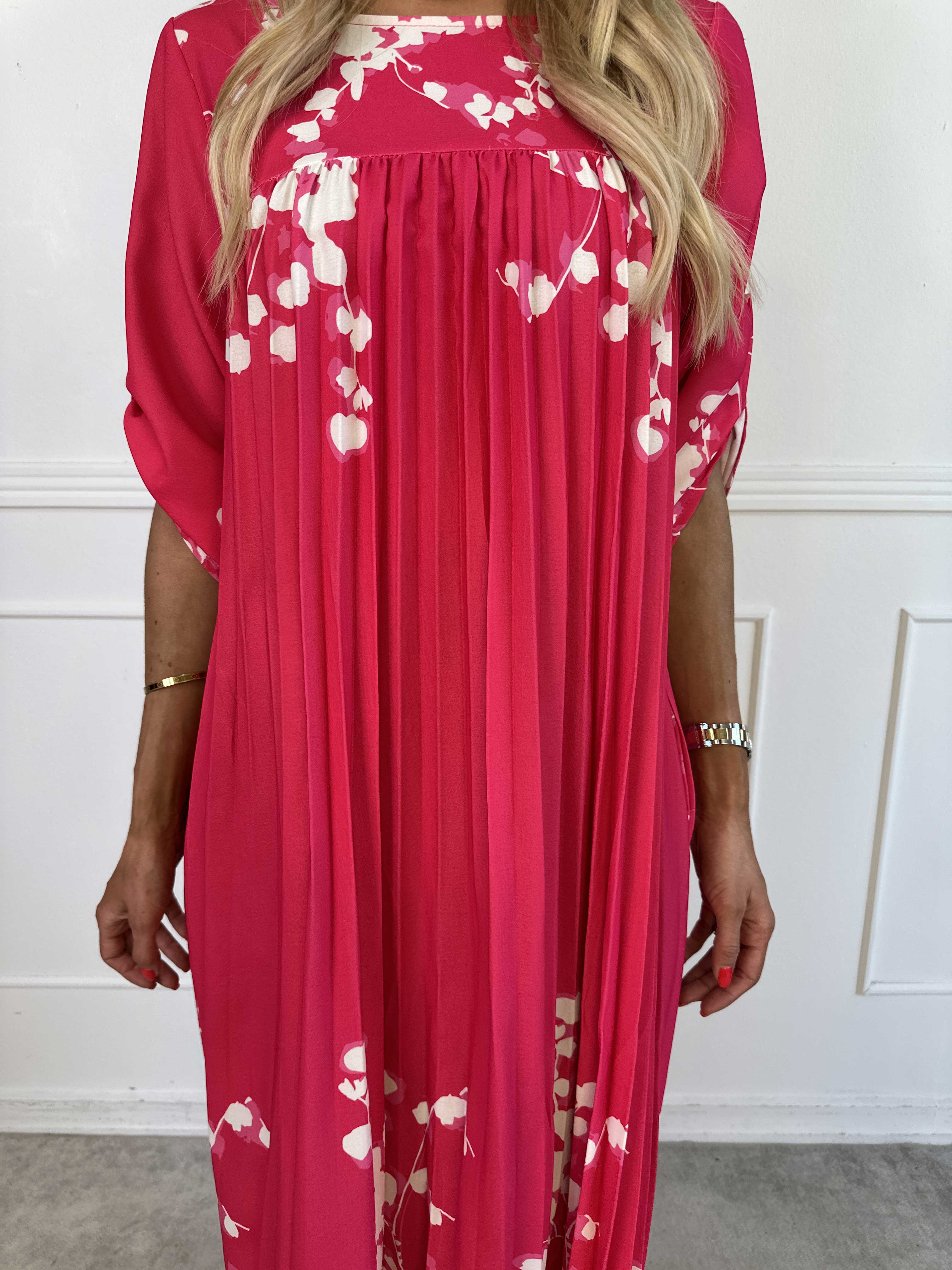 Nannie Blossom - Lang plisseret kjole med blomstermotiver