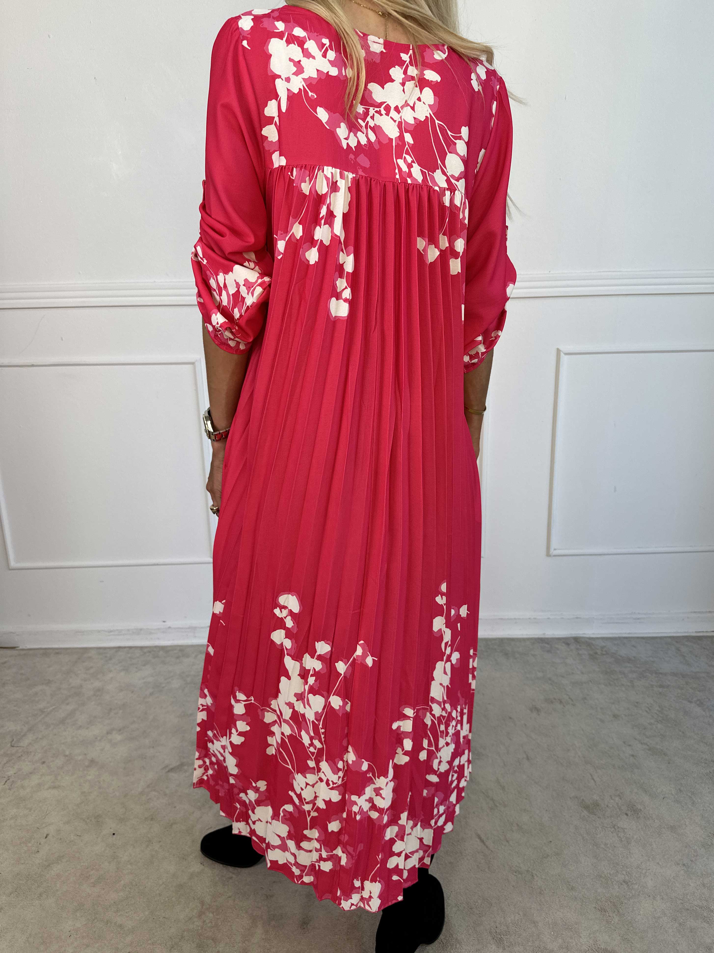 Nannie Blossom - Lang plisseret kjole med blomstermotiver