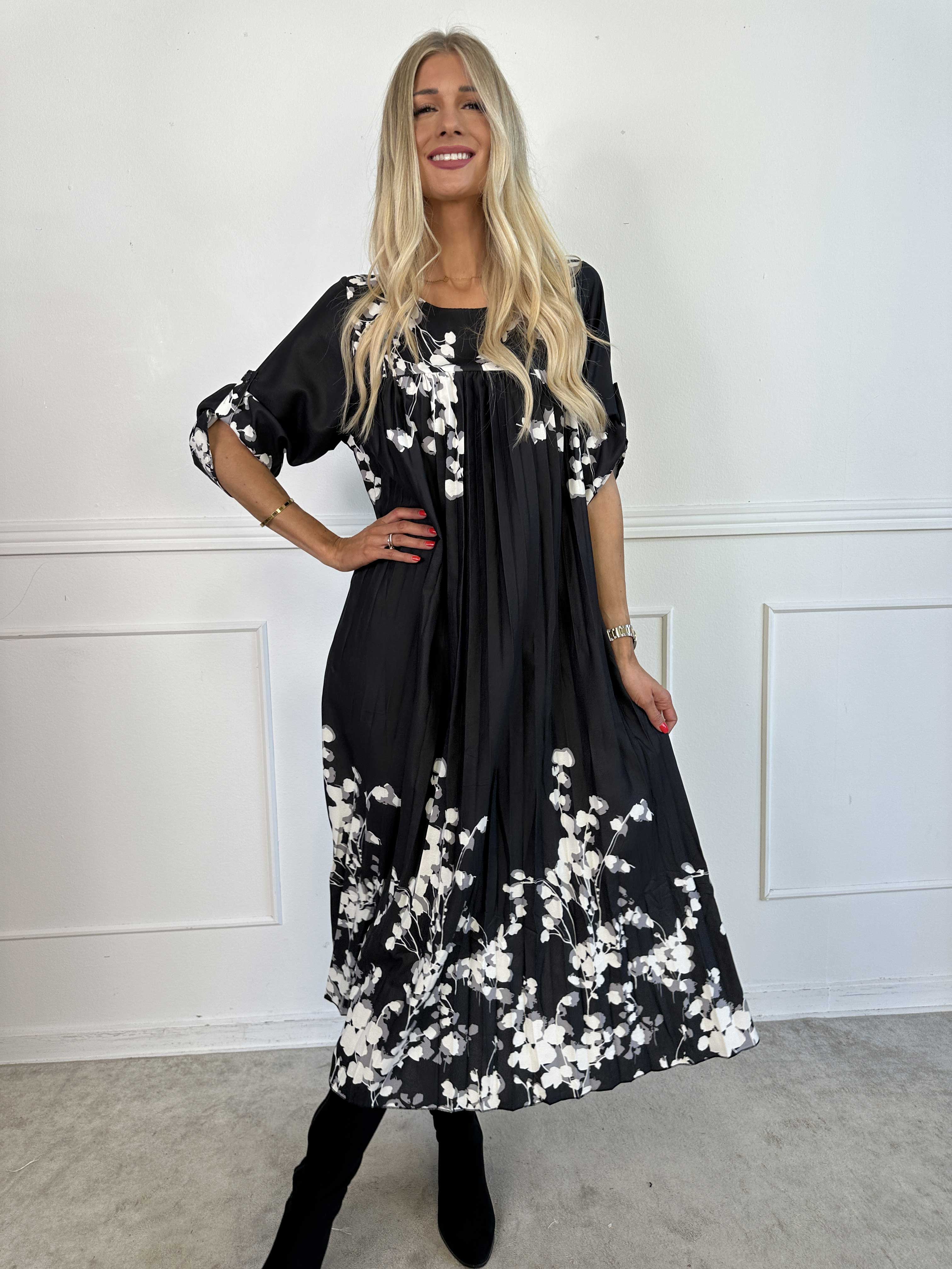 Nannie Blossom - Lang plisseret kjole med blomstermotiver