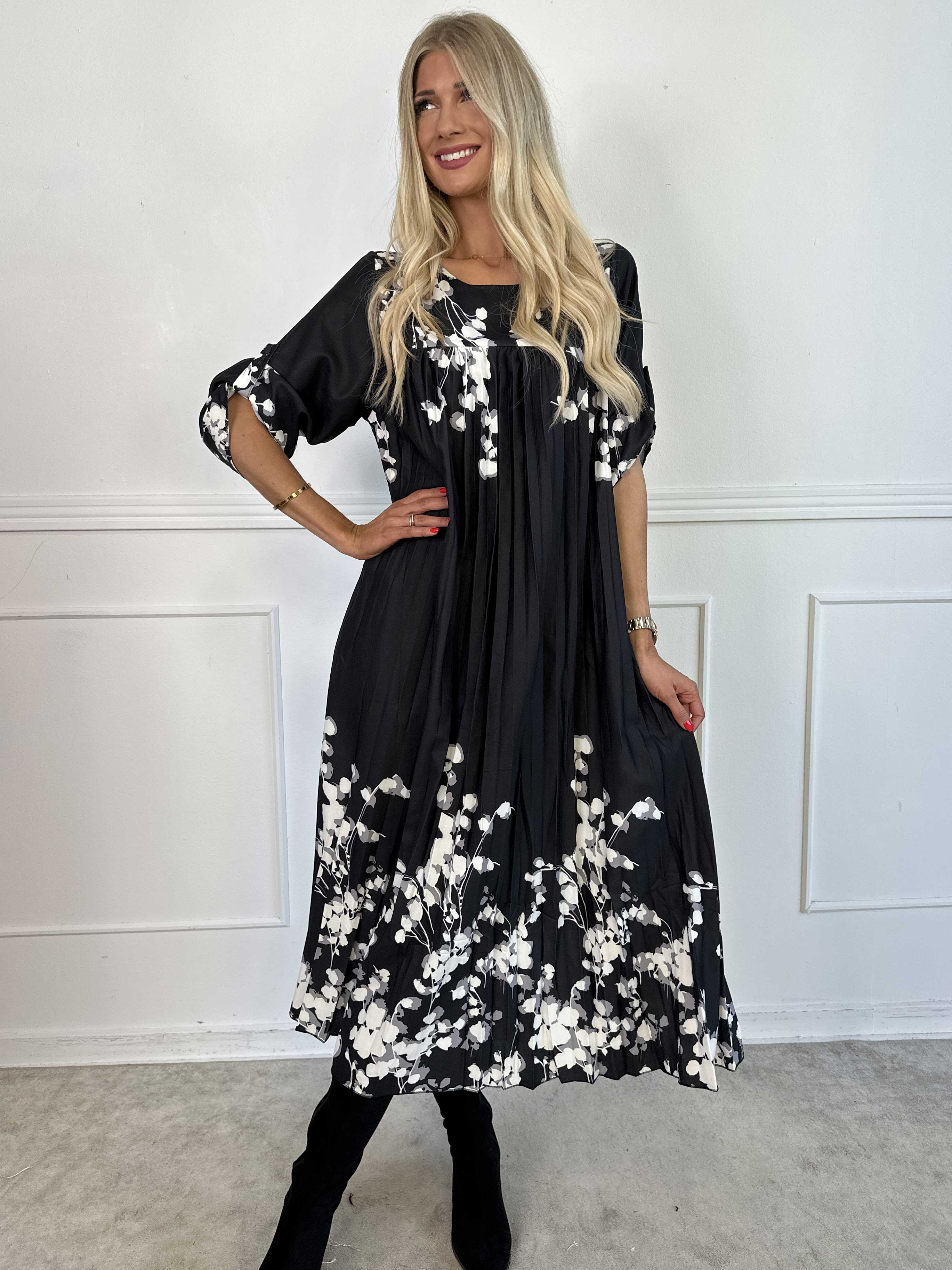 Nannie Blossom - Lang plisseret kjole med blomstermotiver