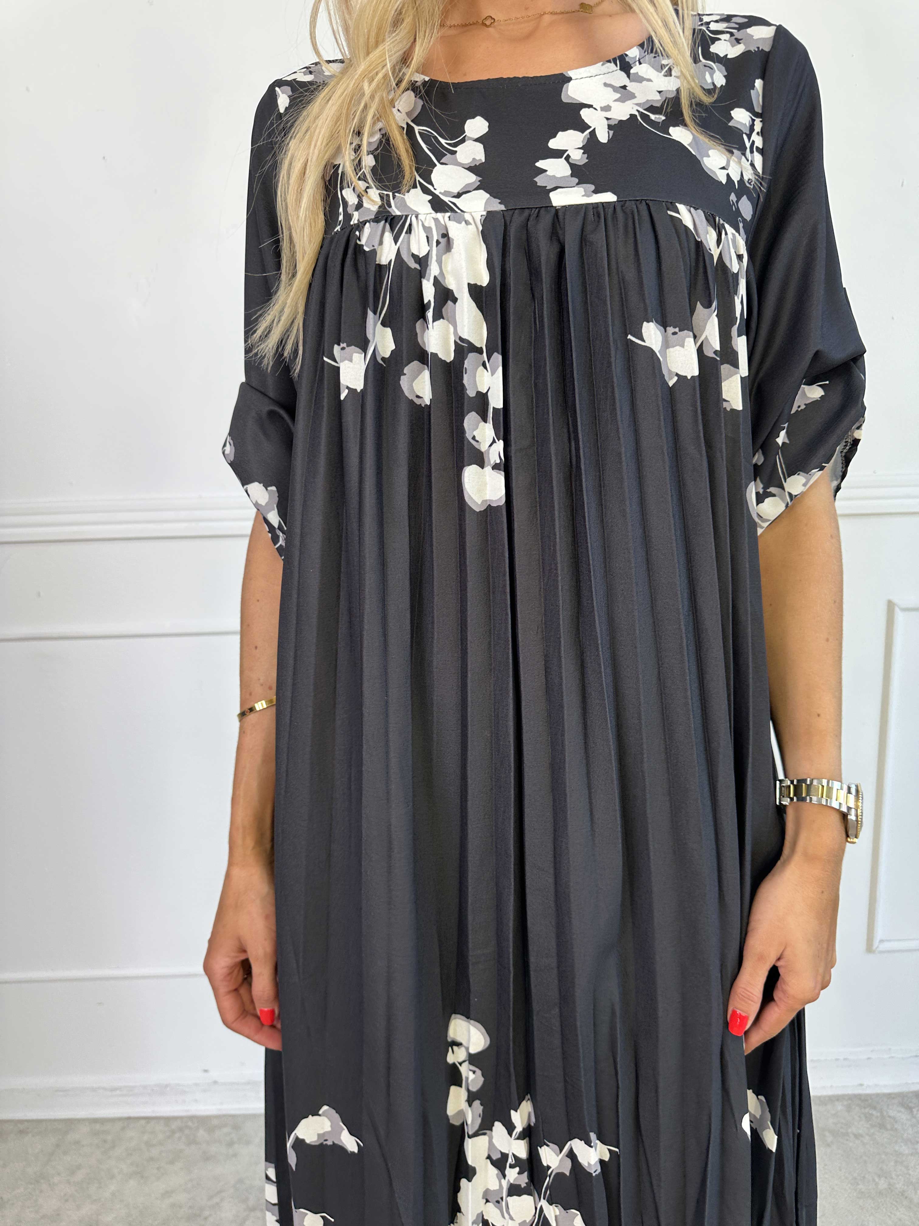 Nannie Blossom - Lang plisseret kjole med blomstermotiver