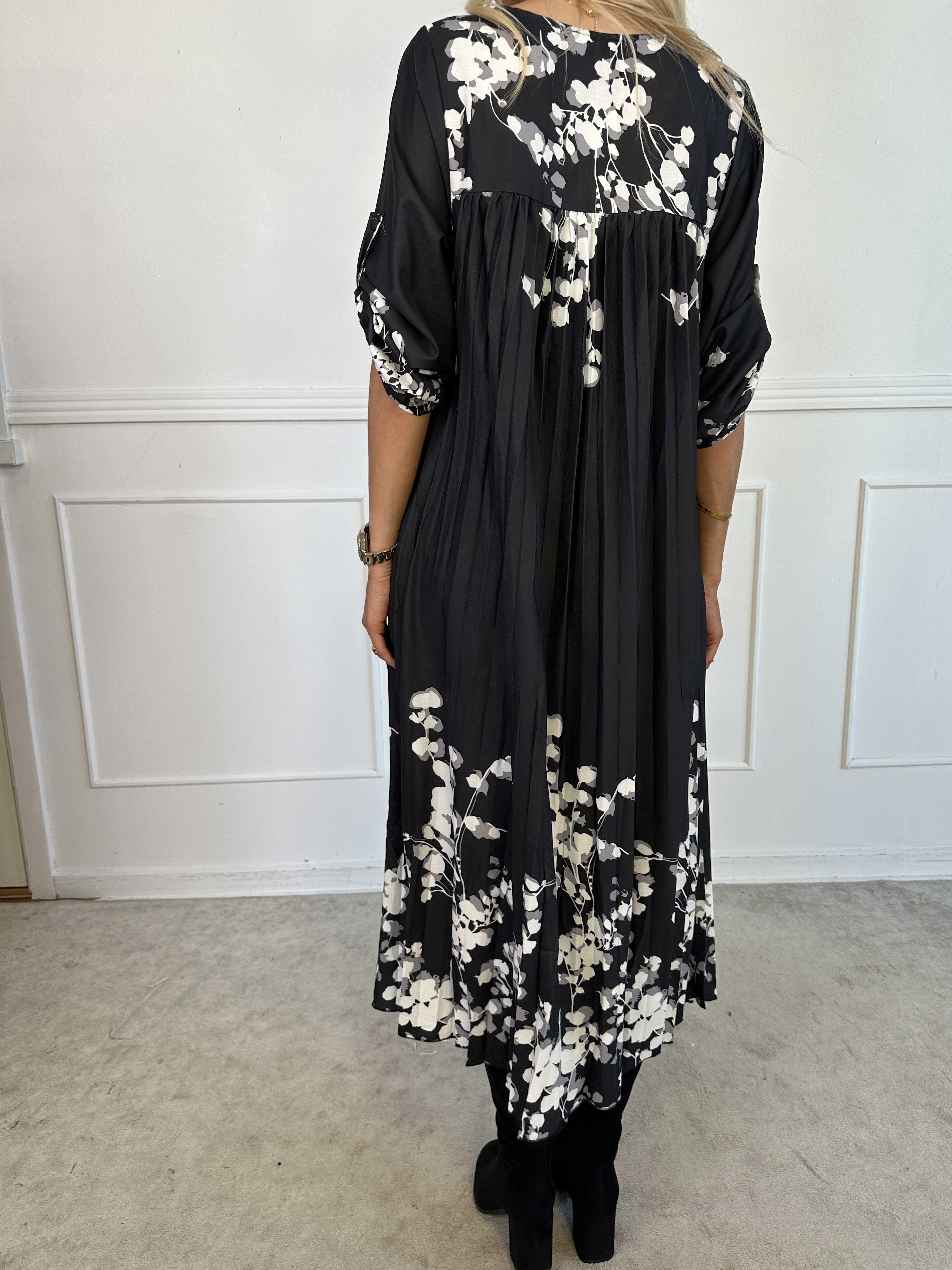 Nannie Blossom - Lang plisseret kjole med blomstermotiver