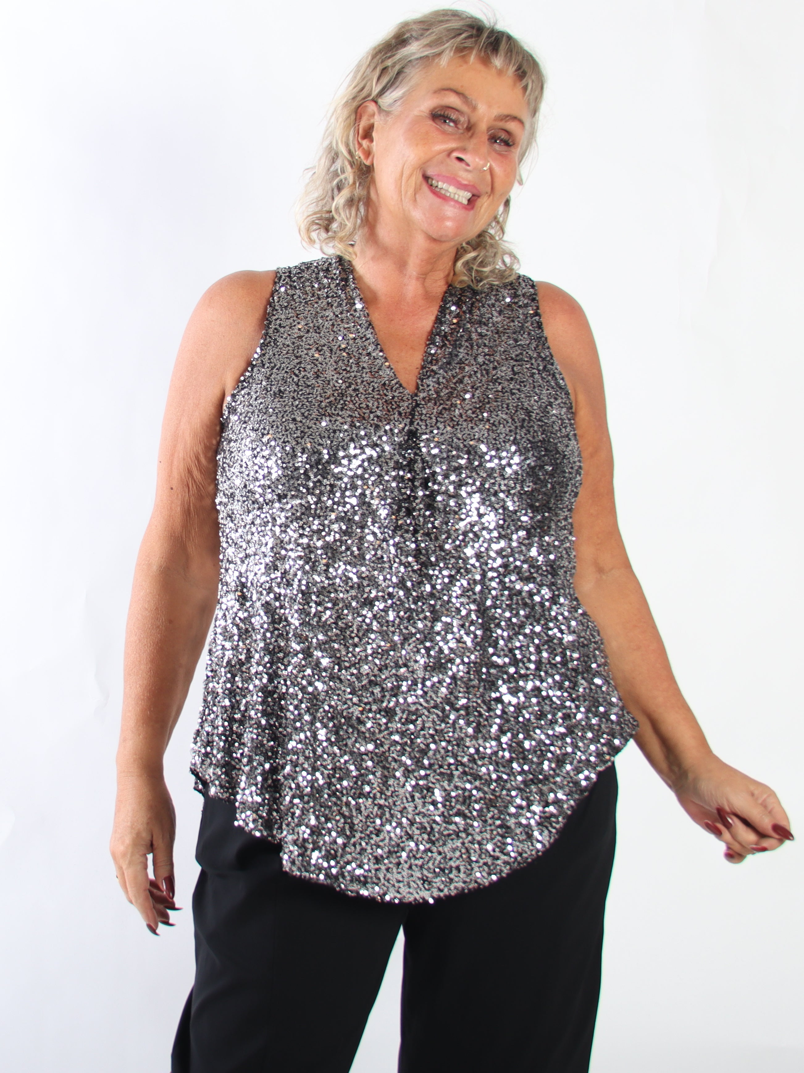 Natalie - Stretchy plus size top med fine pailletter, der giver et festligt og glamourøst look