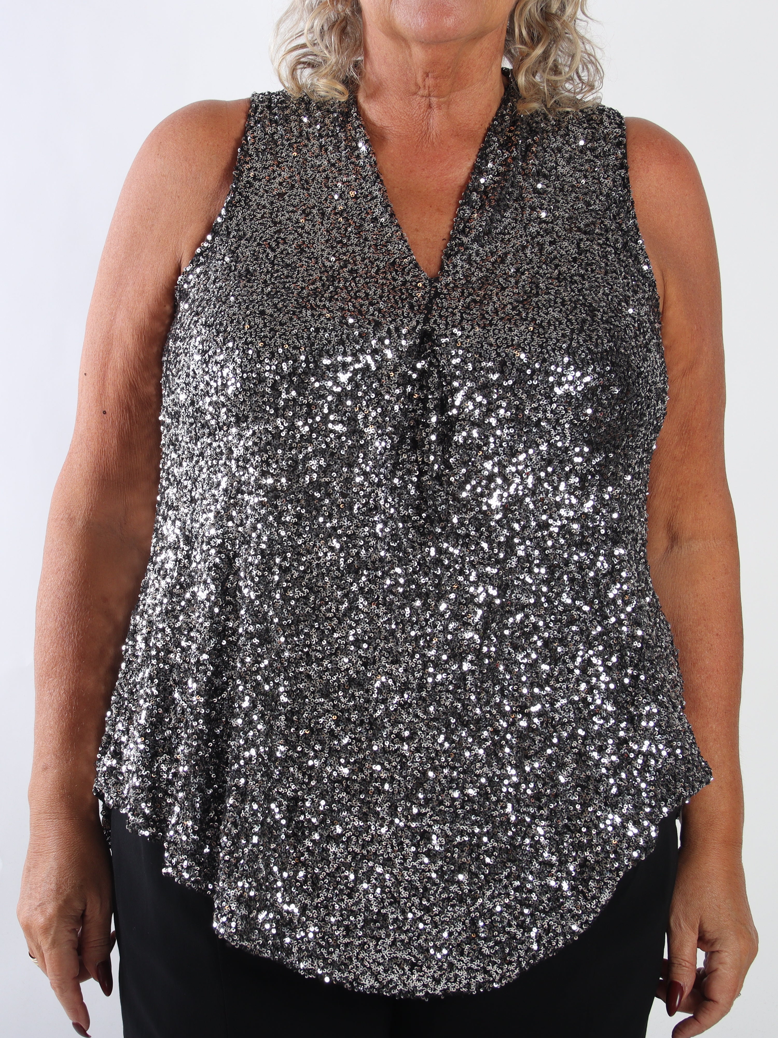 Natalie - Stretchy plus size top med fine pailletter, der giver et festligt og glamourøst look