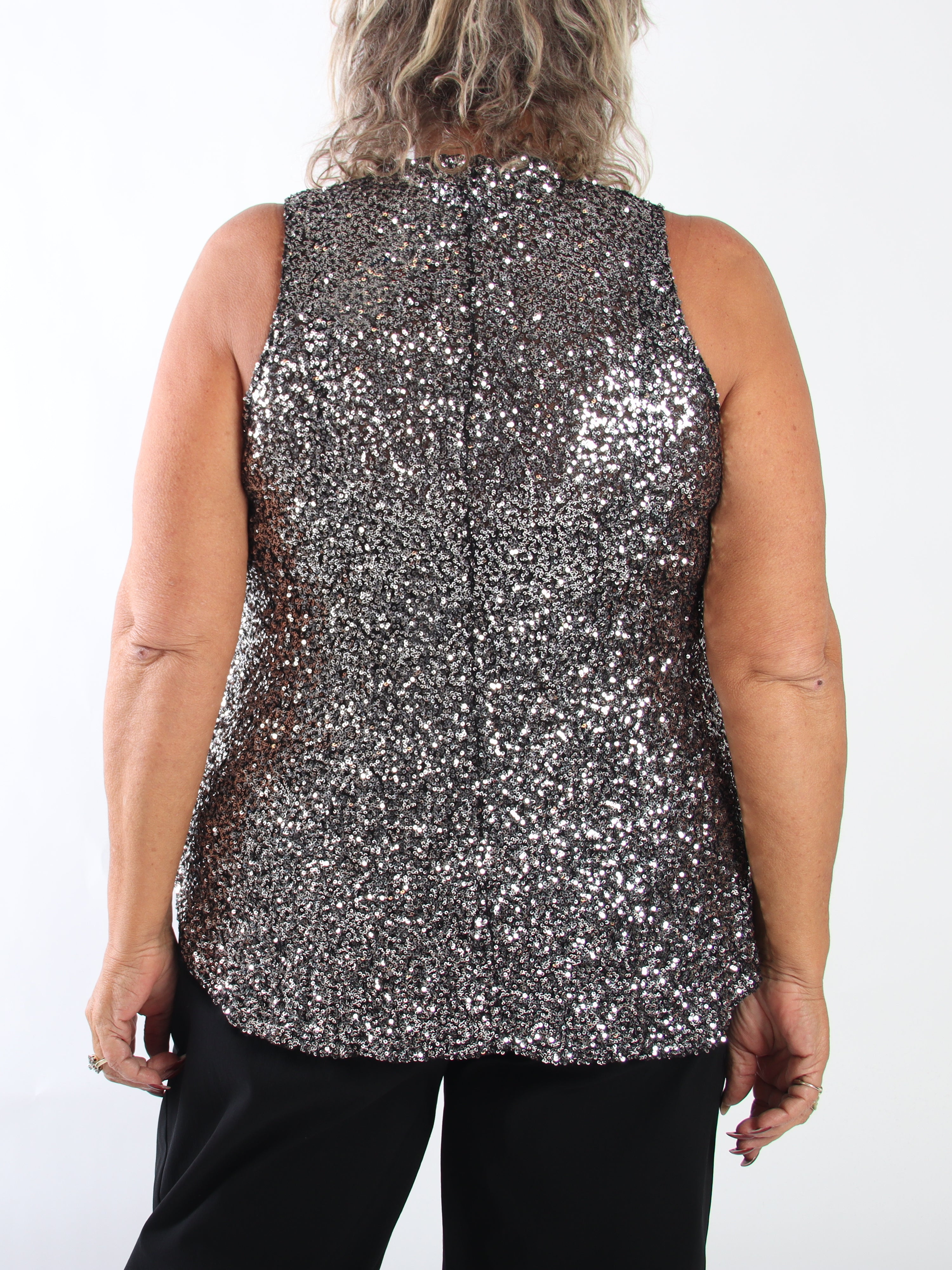 Natalie - Stretchy plus size top med fine pailletter, der giver et festligt og glamourøst look