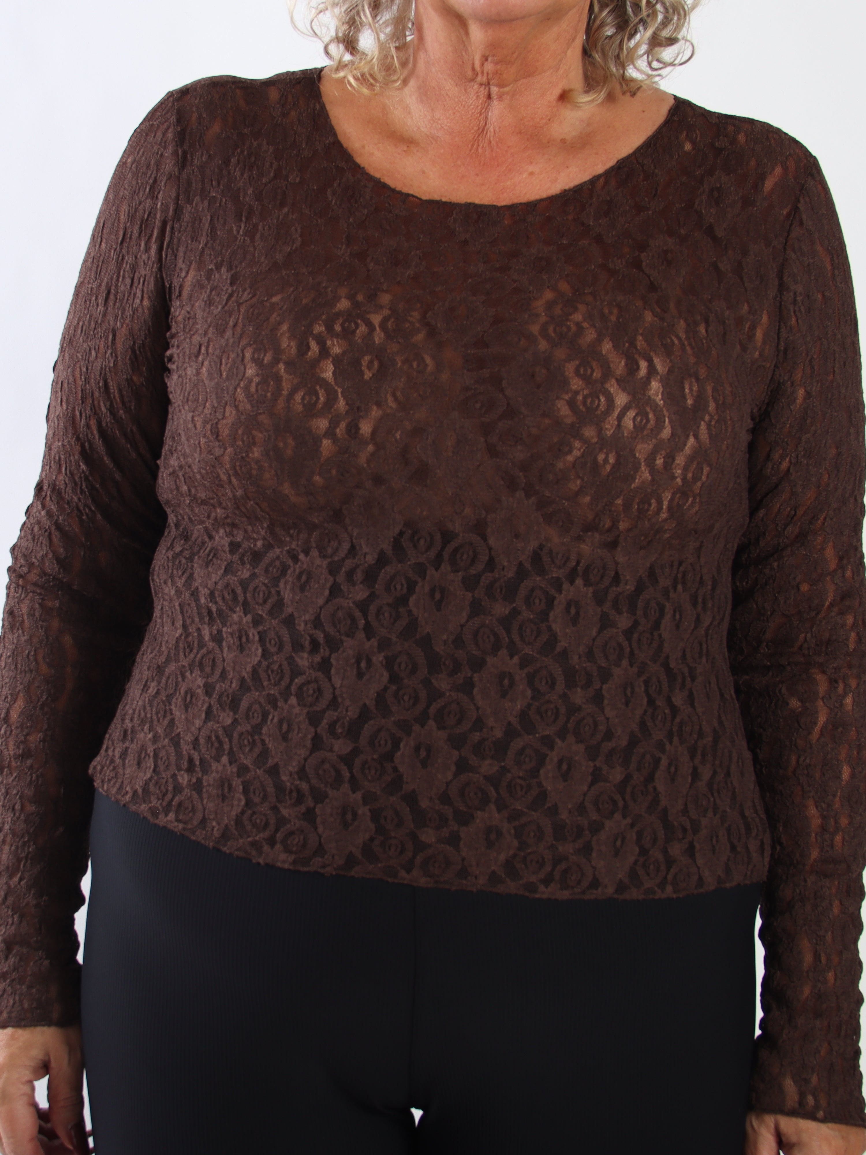 Nola - Elegant og feminin blondebluse i et smukt, semitransparent design med lange ærmer