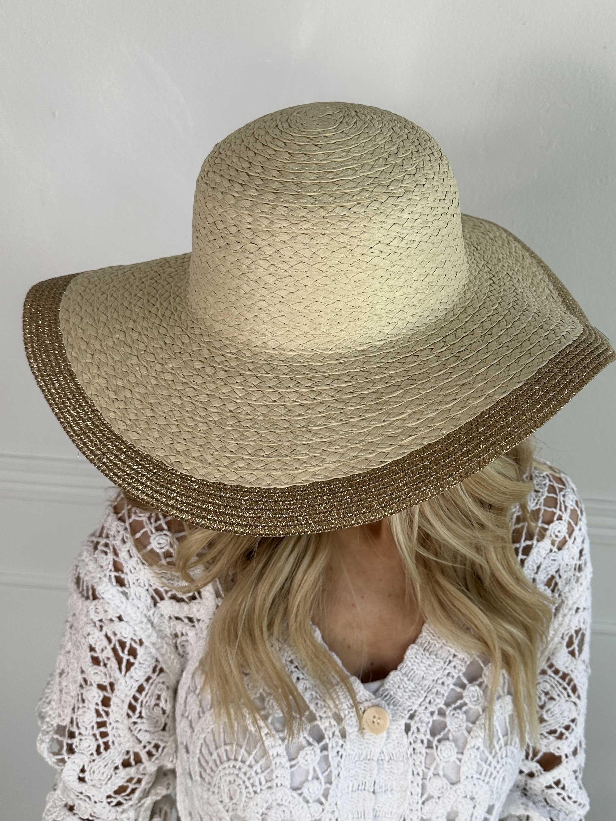 Oline - Strå sommerhat med guldtråde