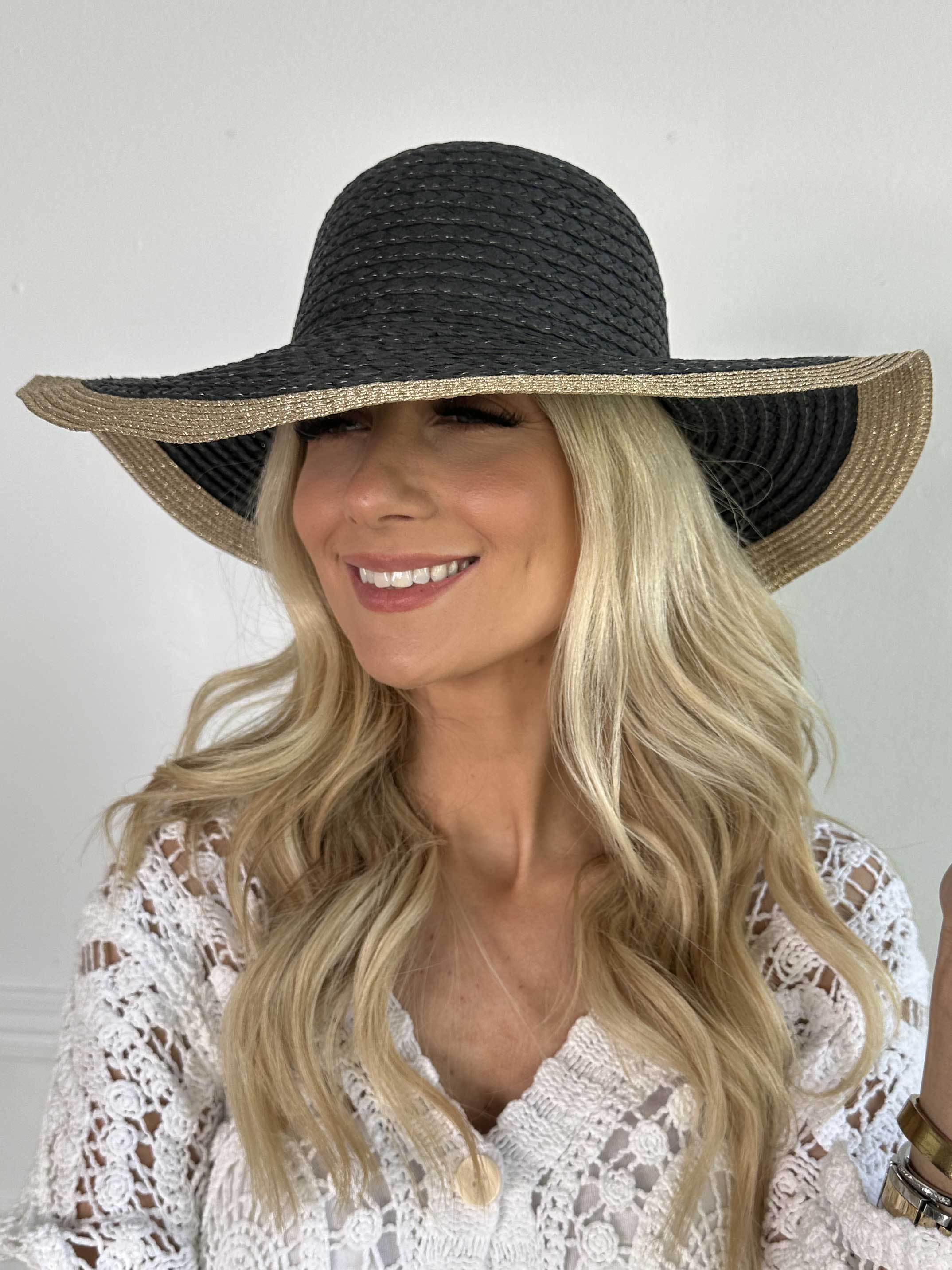 Oline - Strå sommerhat med guldtråde