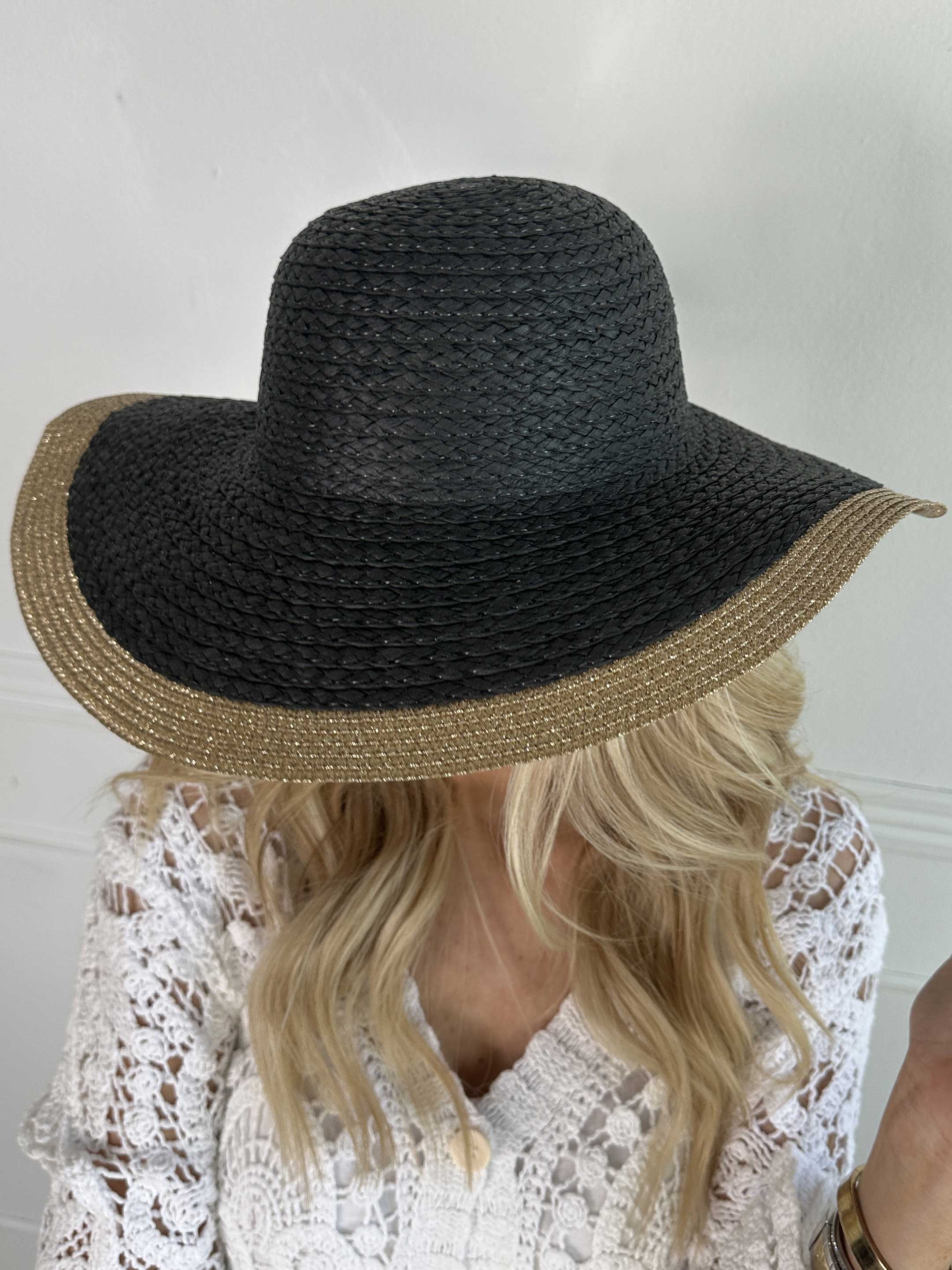 Oline - Strå sommerhat med guldtråde