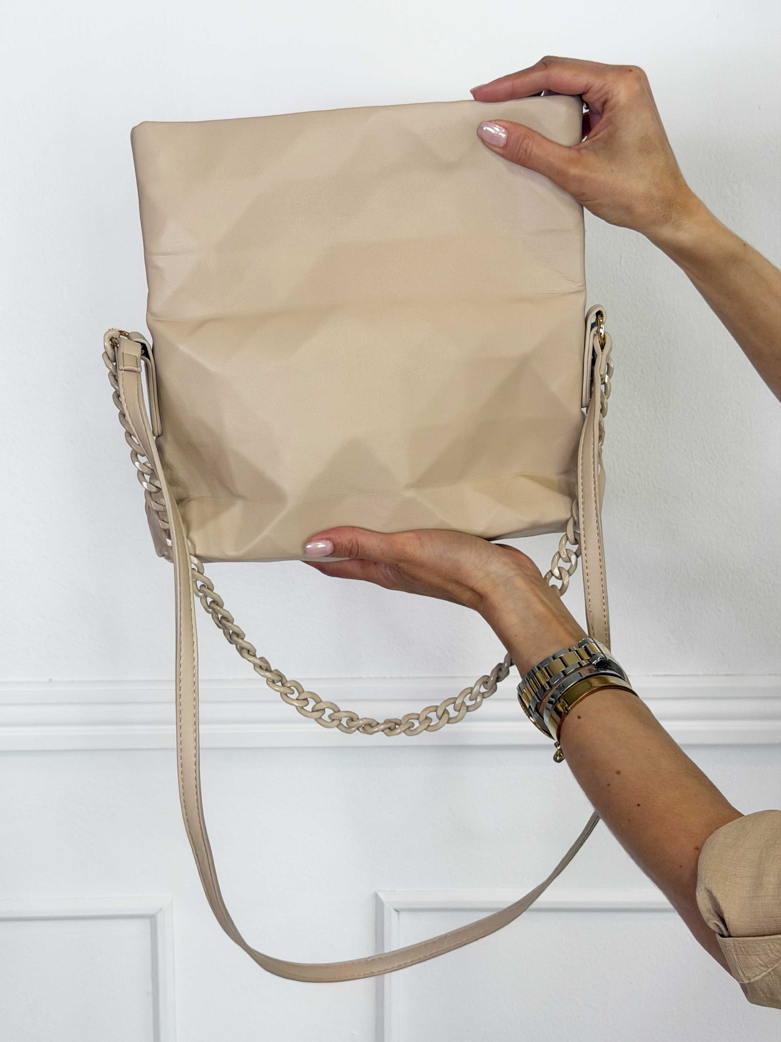 Omaria - Skuldertaske med magnet lukning