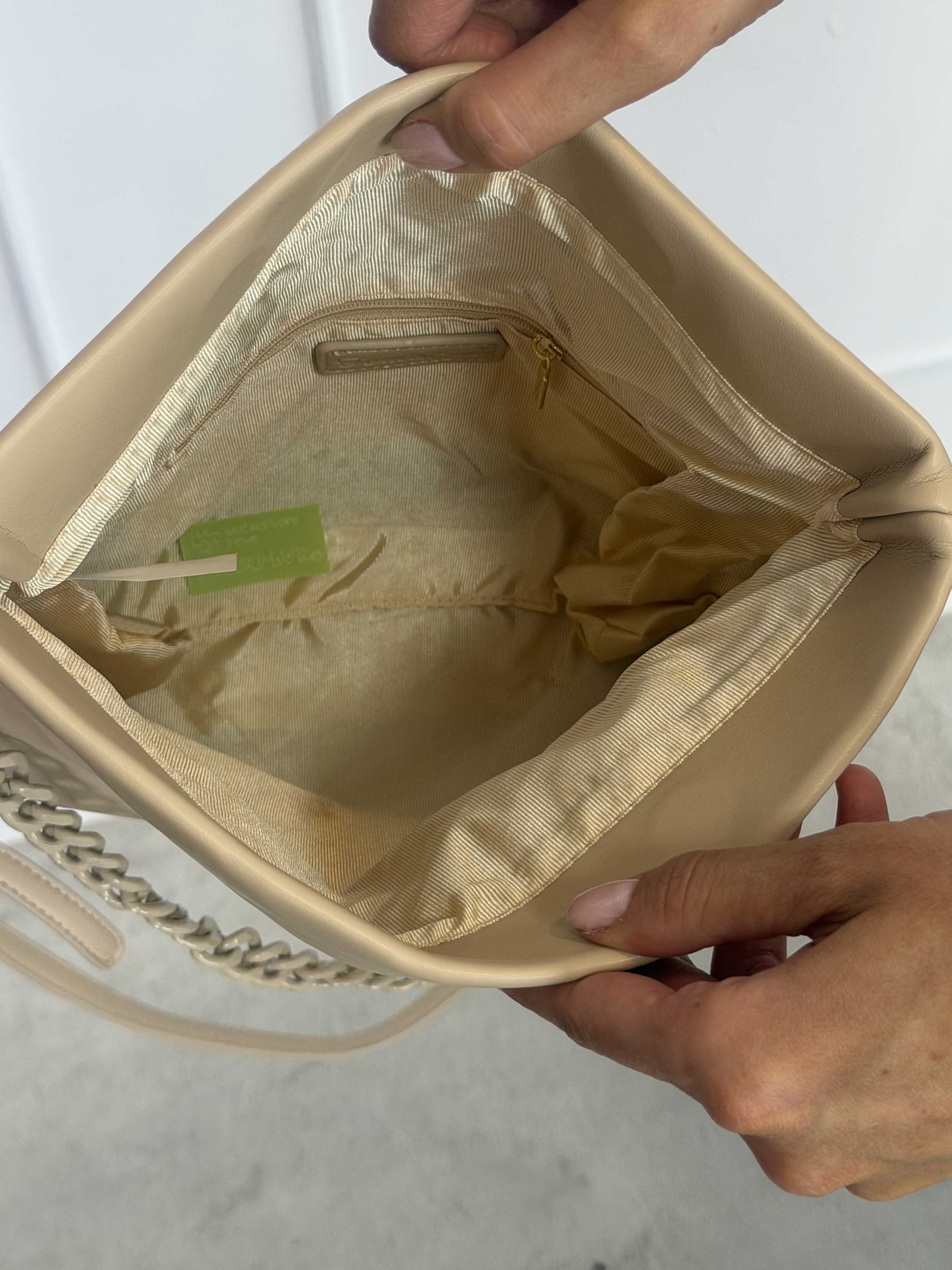 Omaria - Skuldertaske med magnet lukning