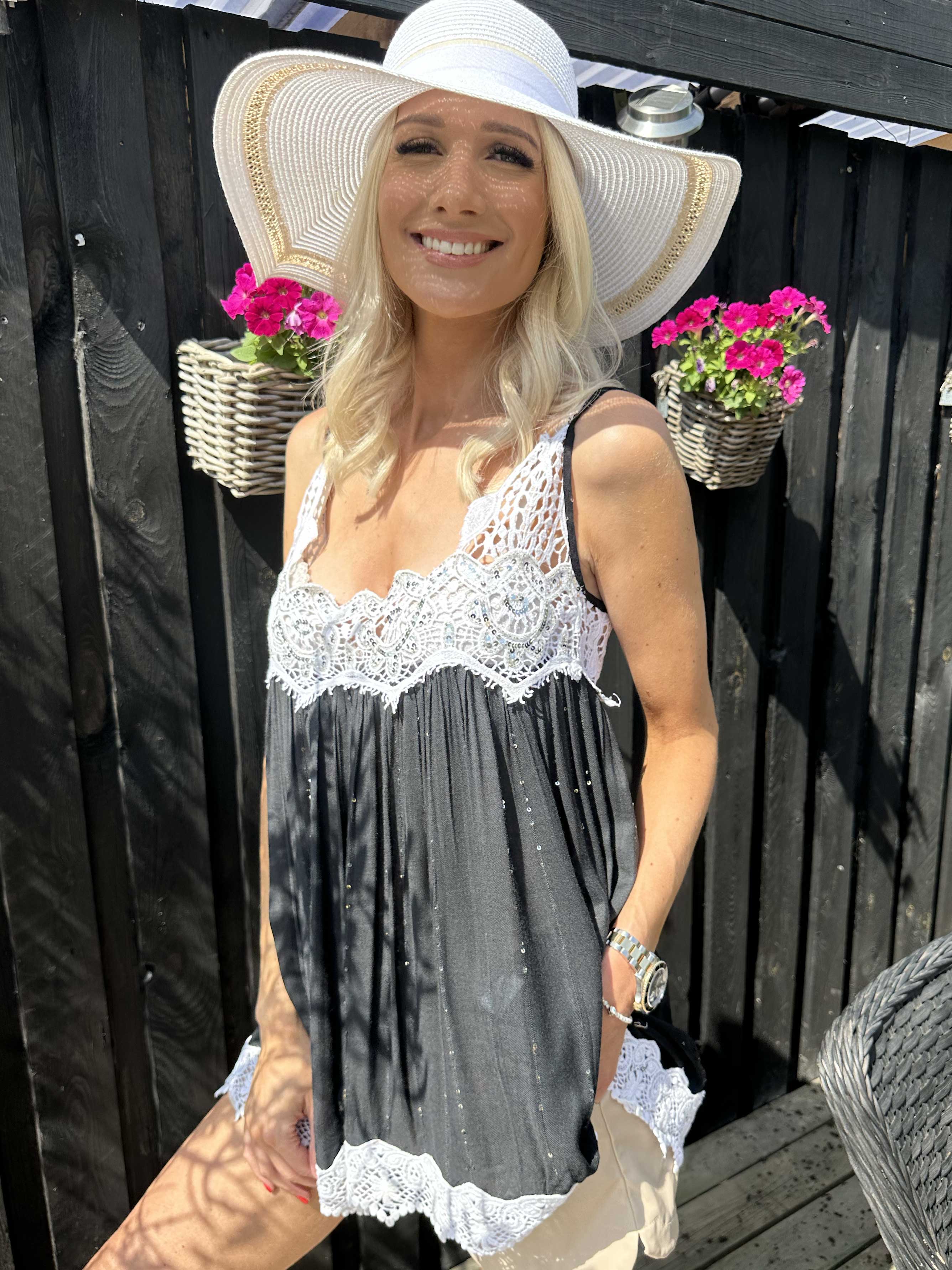 Opal - Sød top med broderet detaljer og pailletter