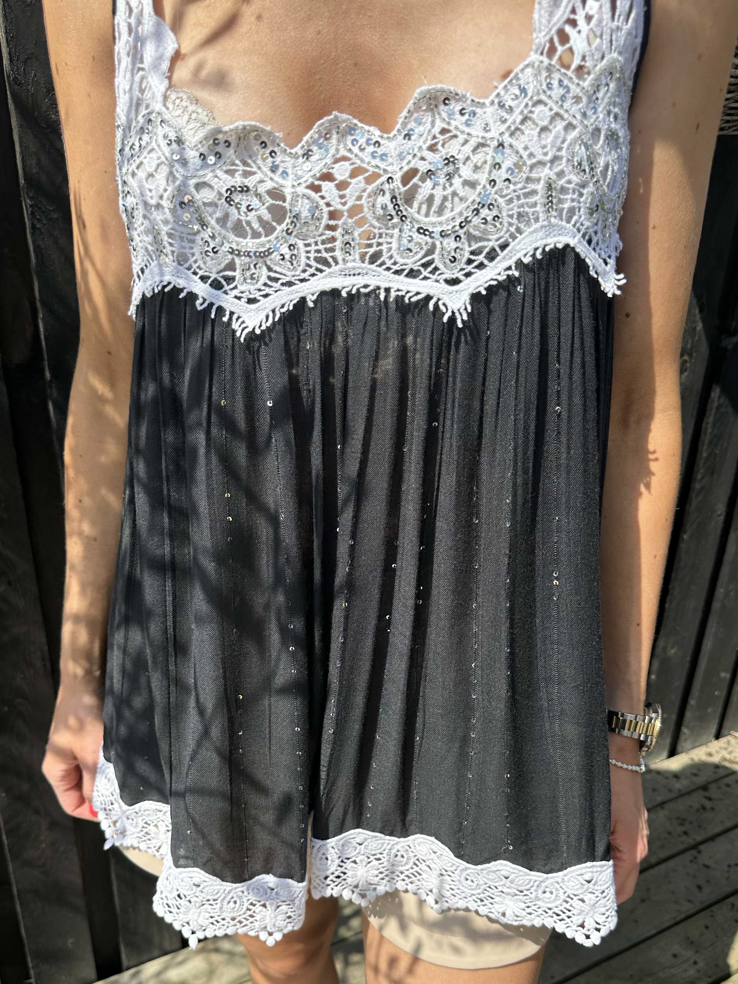 Opal - Sød top med broderet detaljer og pailletter