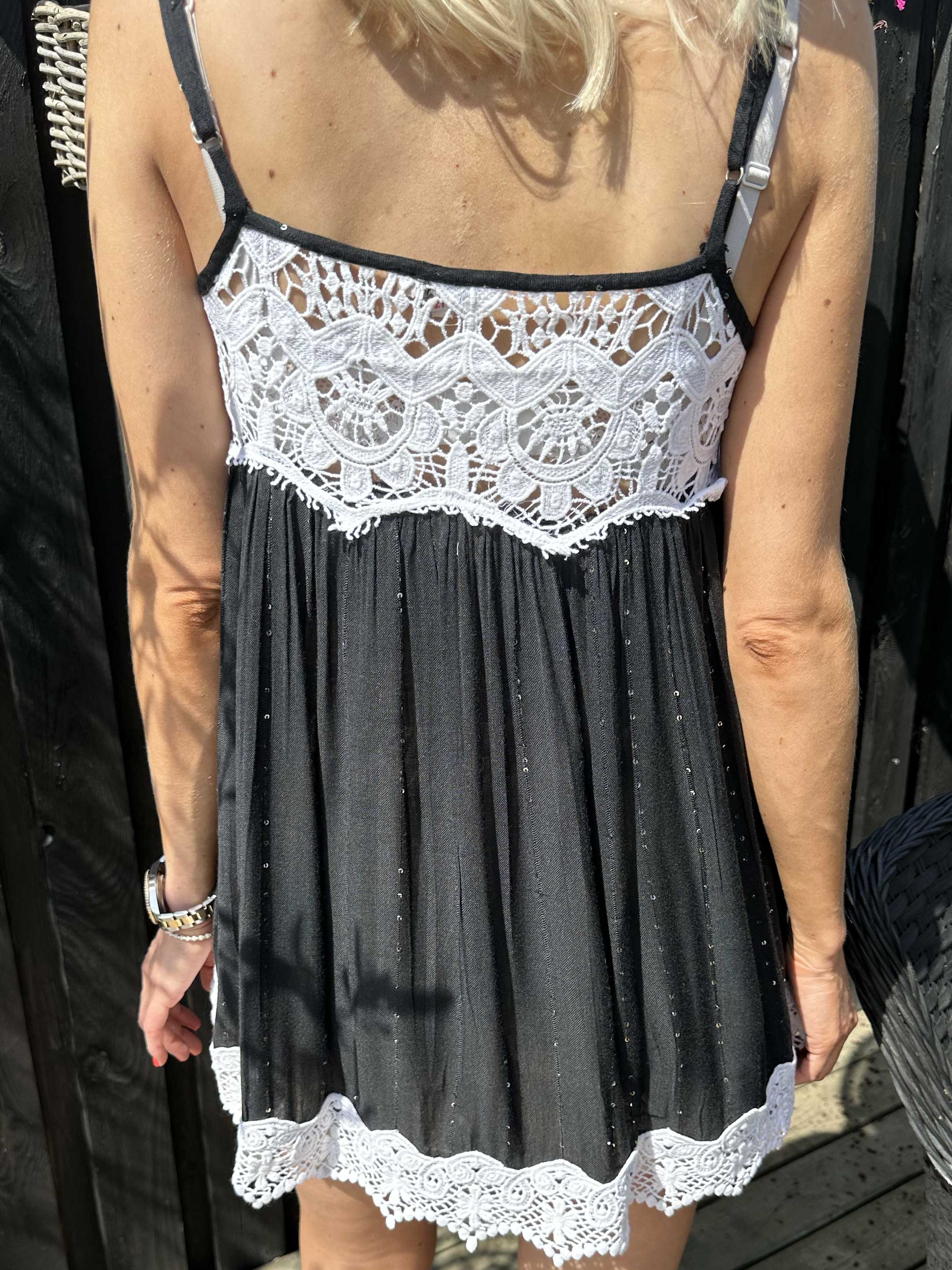 Opal - Sød top med broderet detaljer og pailletter