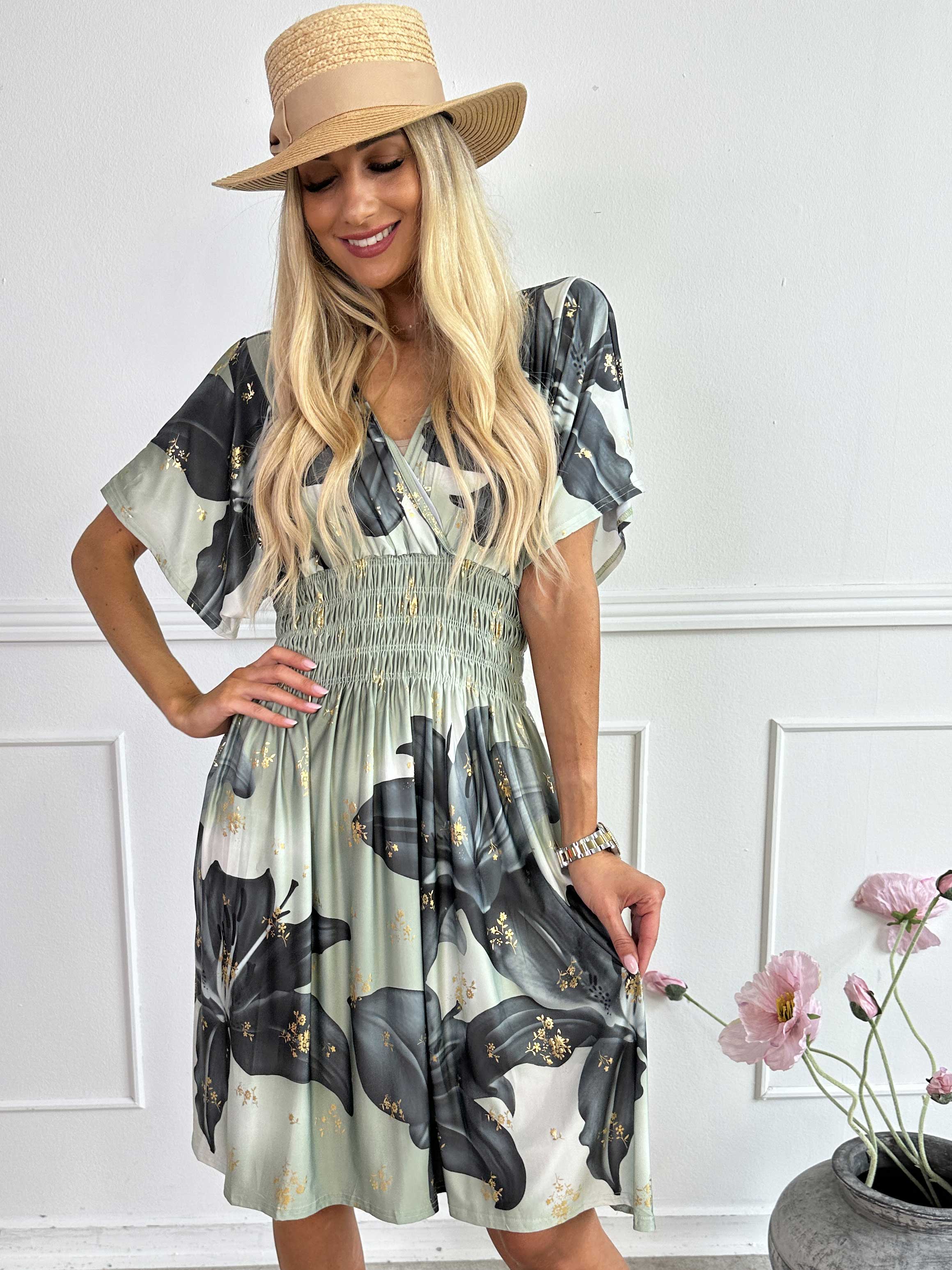 Pams Big Lily Short - Kort elastisk kjole med store liljer og guld detaljer