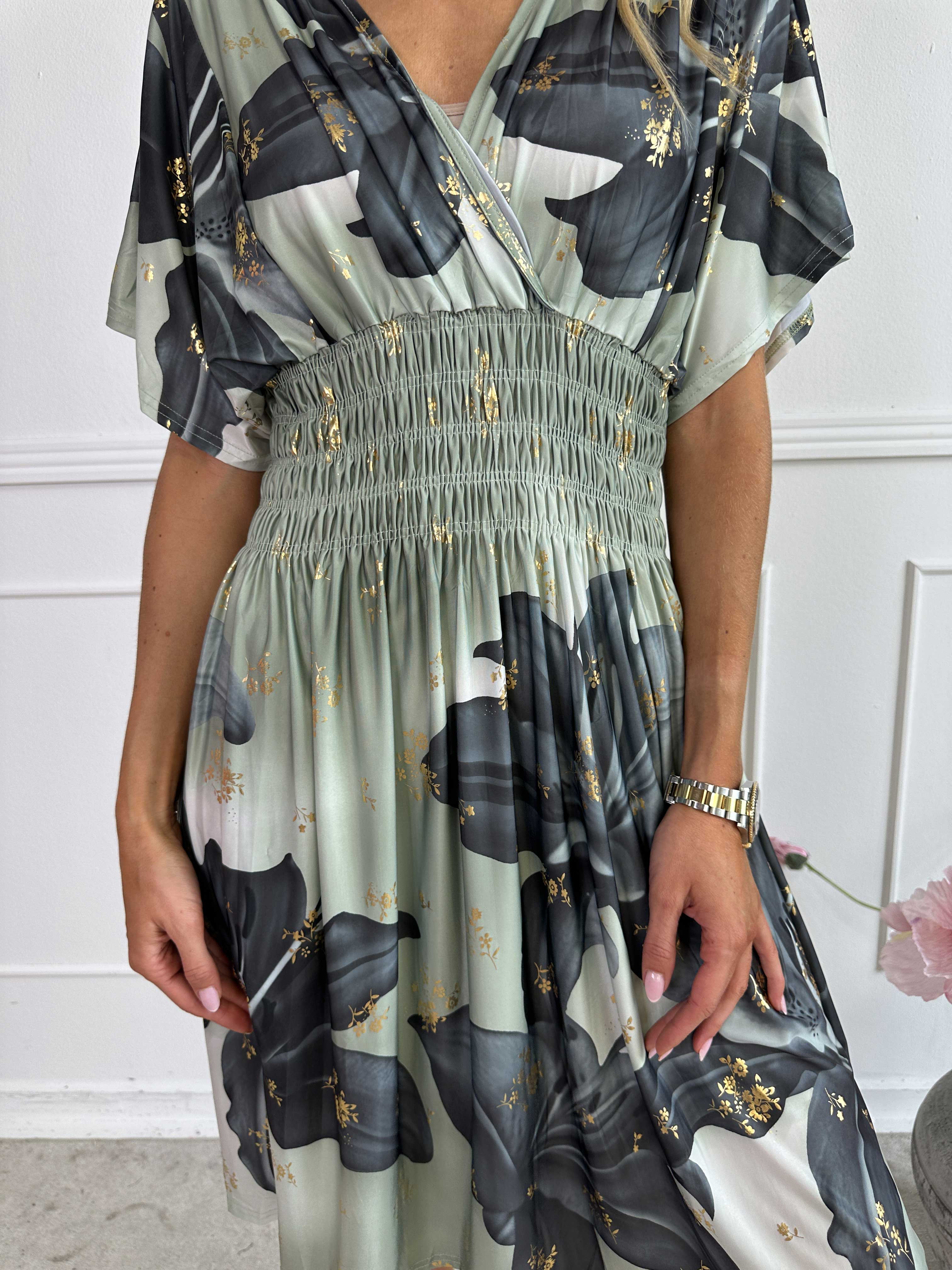 Pams Big Lily Short - Kort elastisk kjole med store liljer og guld detaljer