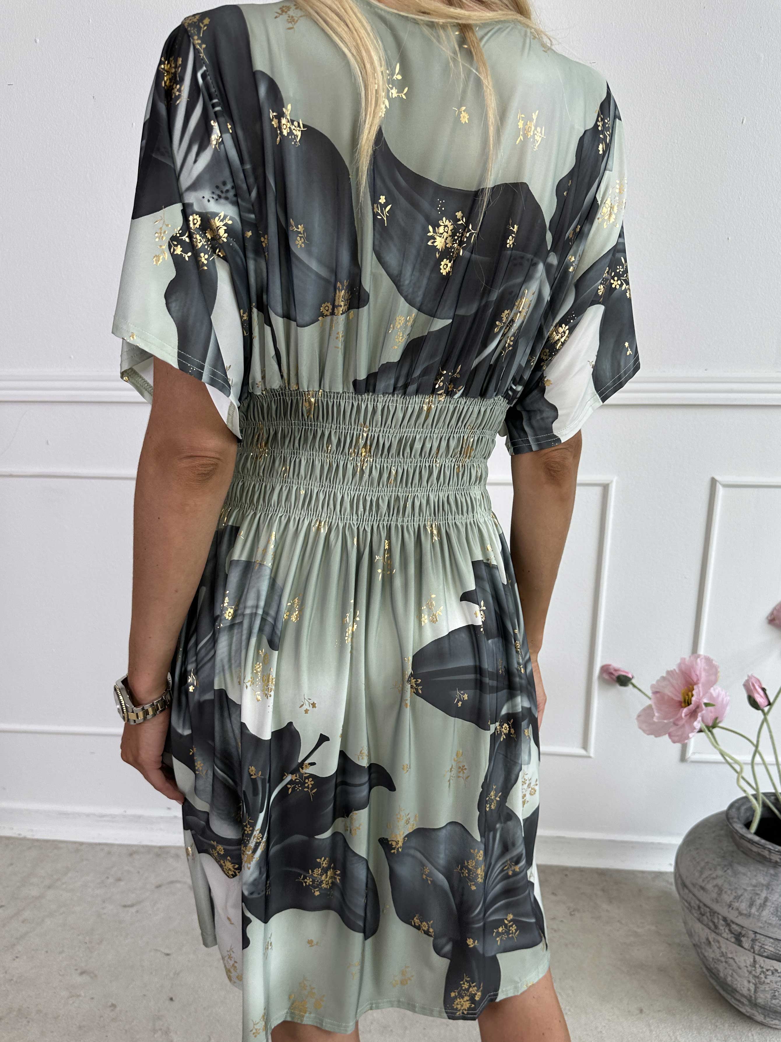 Pams Big Lily Short - Kort elastisk kjole med store liljer og guld detaljer