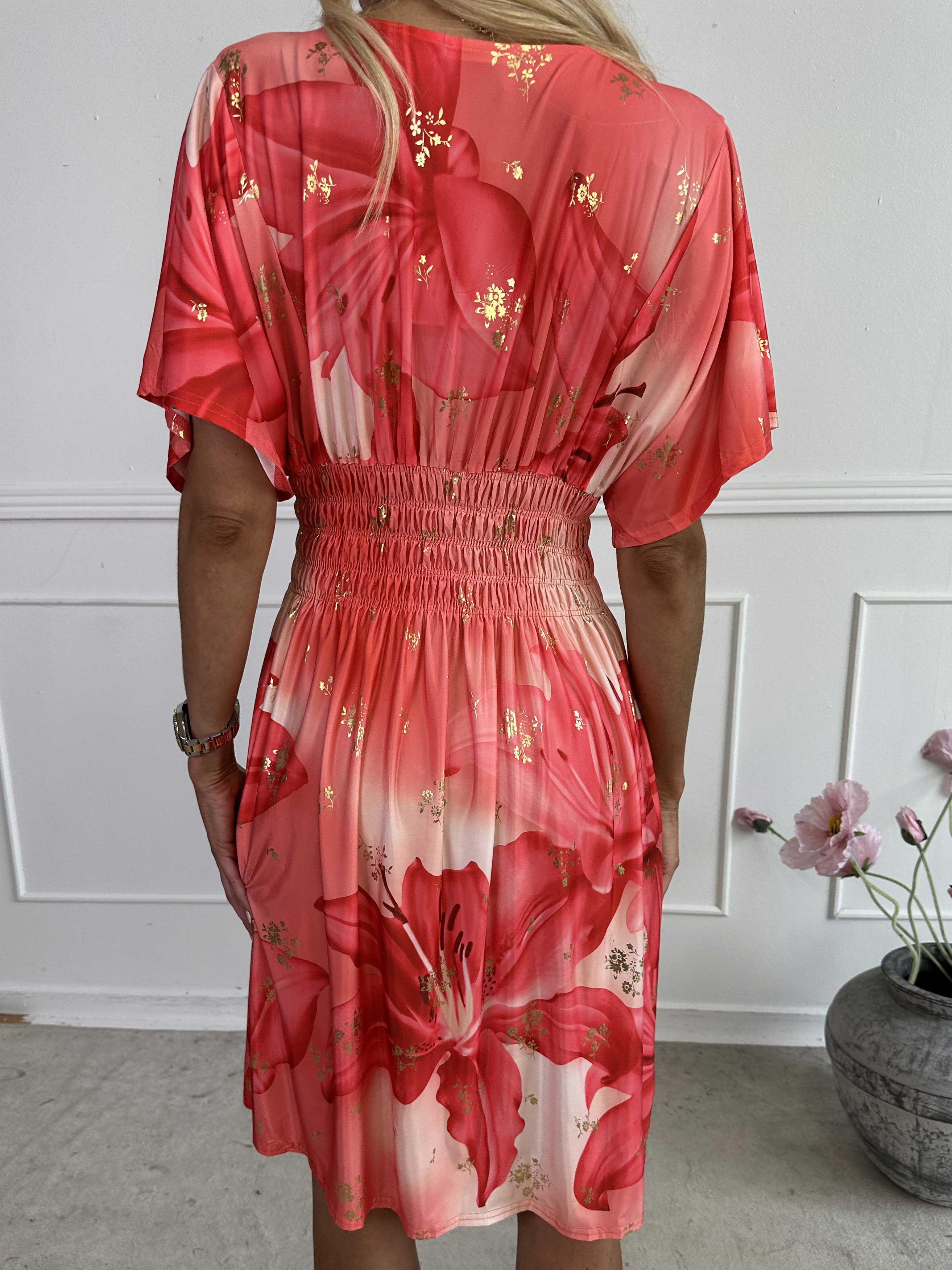 Pams Big Lily Short - Kort elastisk kjole med store liljer og guld detaljer