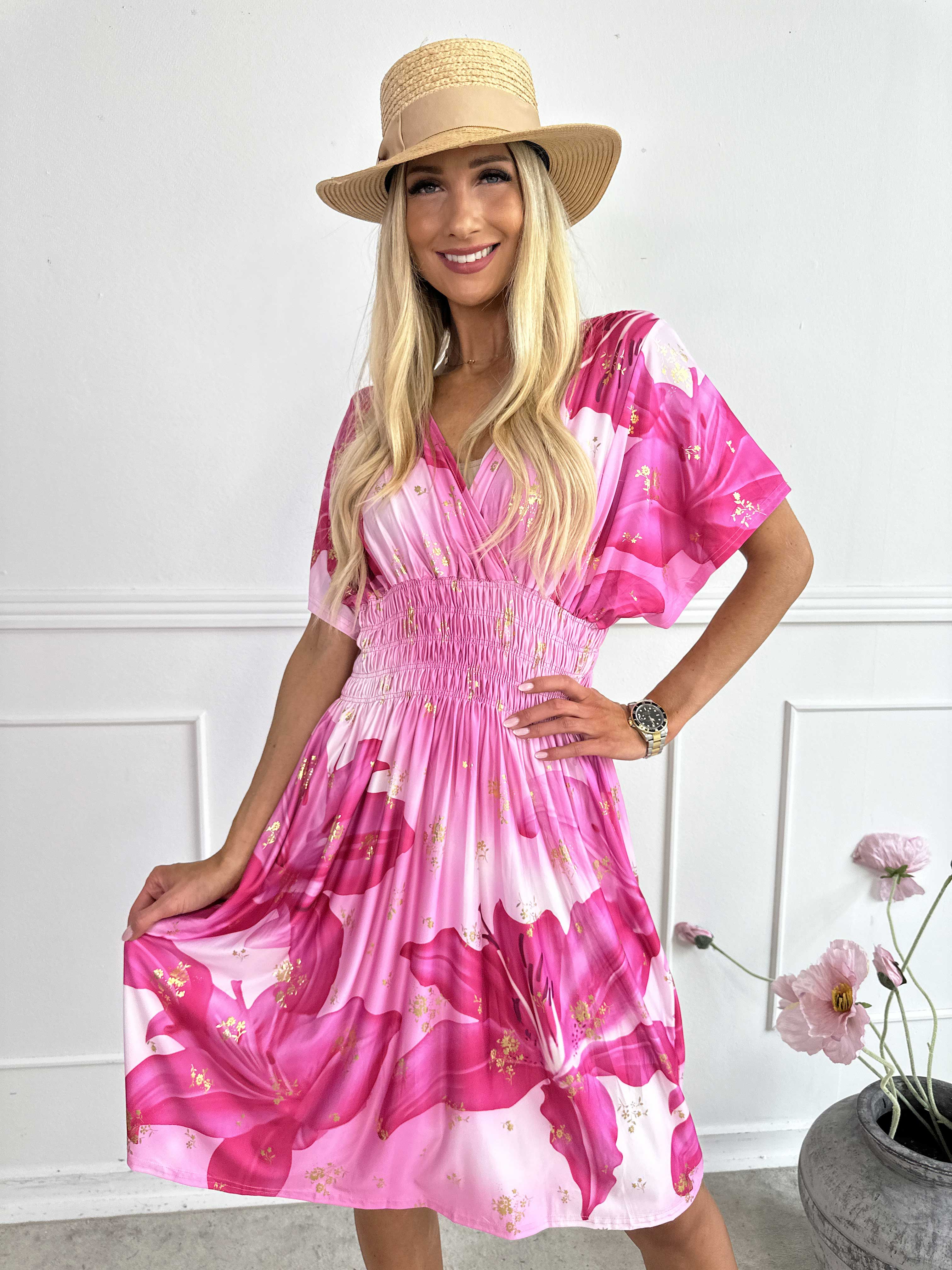 Pams Big Lily Short - Kort elastisk kjole med store liljer og guld detaljer