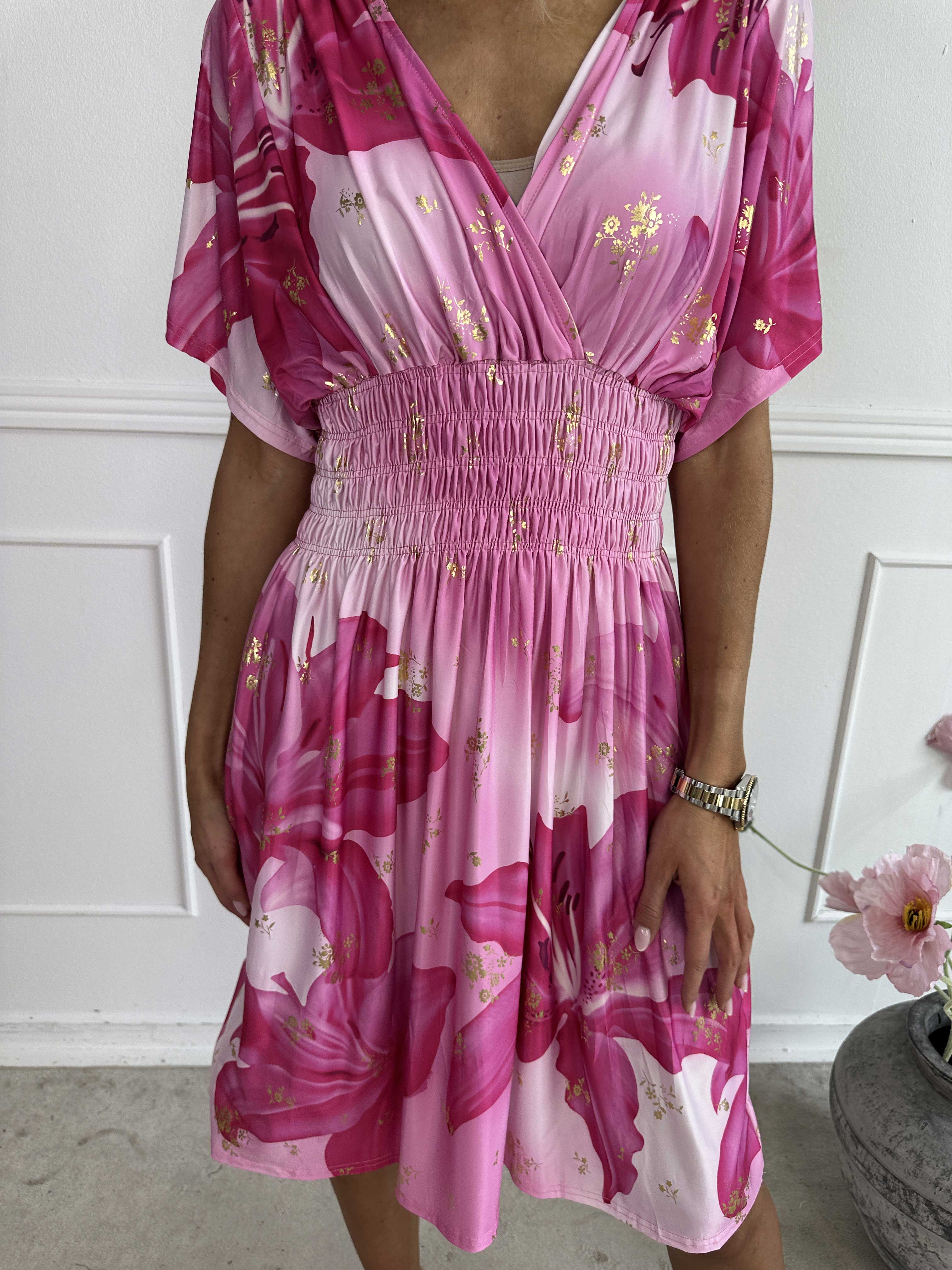 Pams Big Lily Short - Kort elastisk kjole med store liljer og guld detaljer