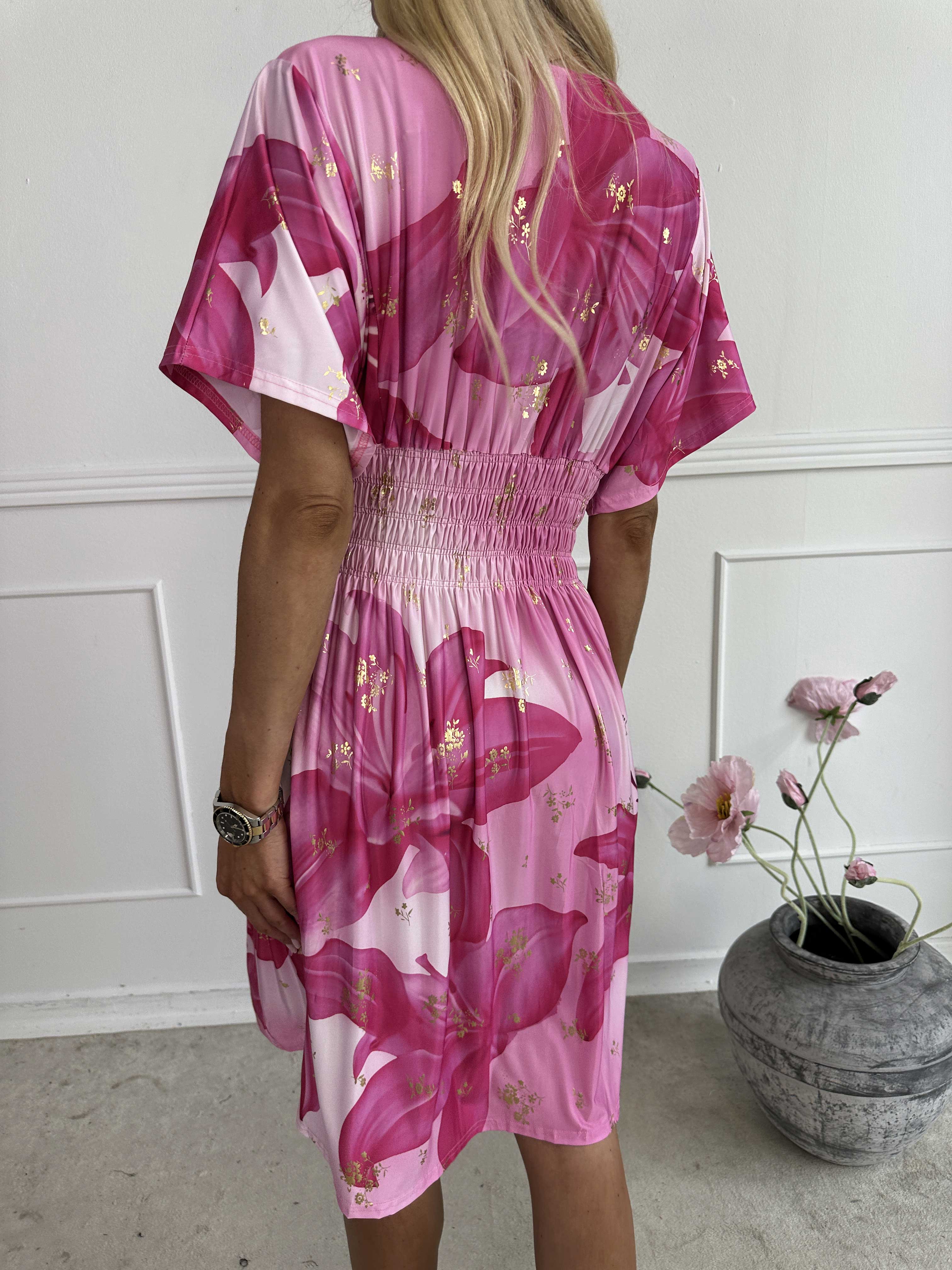 Pams Big Lily Short - Kort elastisk kjole med store liljer og guld detaljer