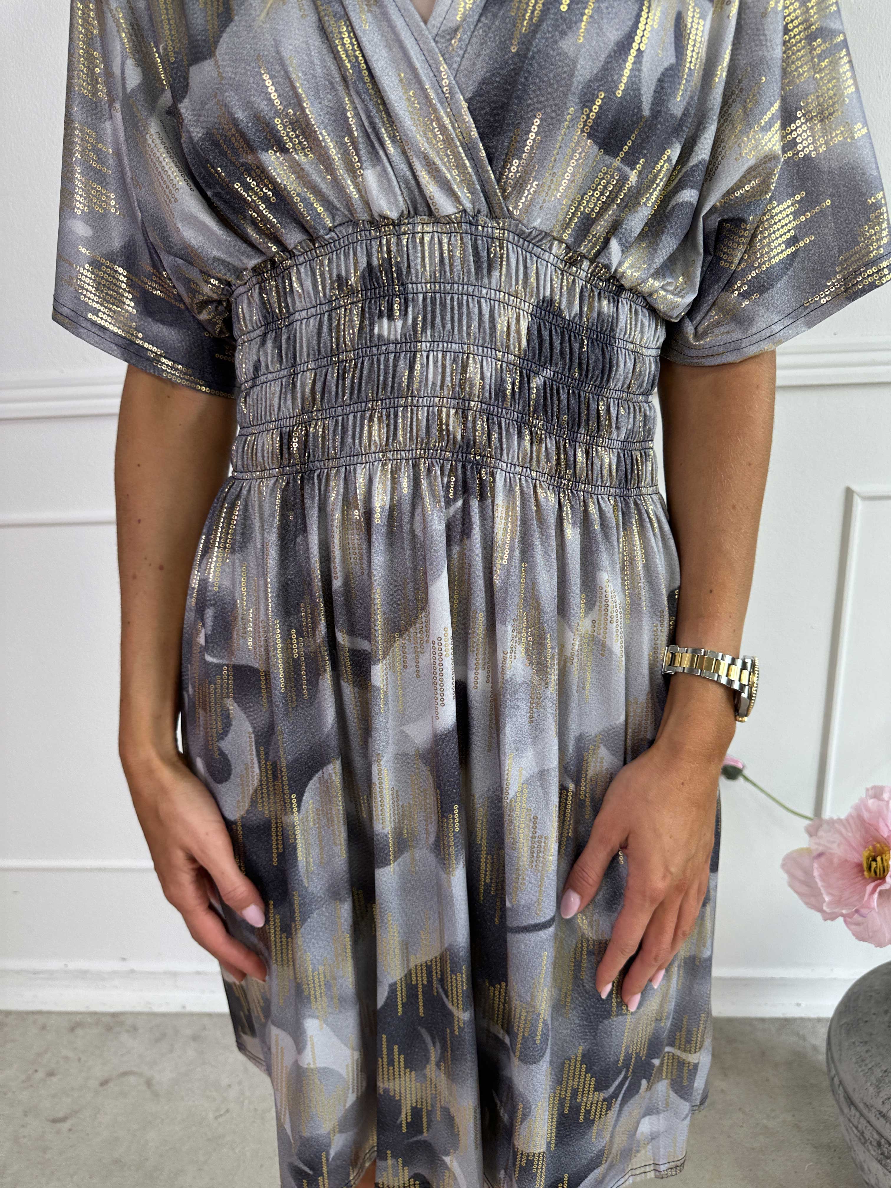 Pams Glamorous Short - Kort elastisk kjole med fine guld detaljer