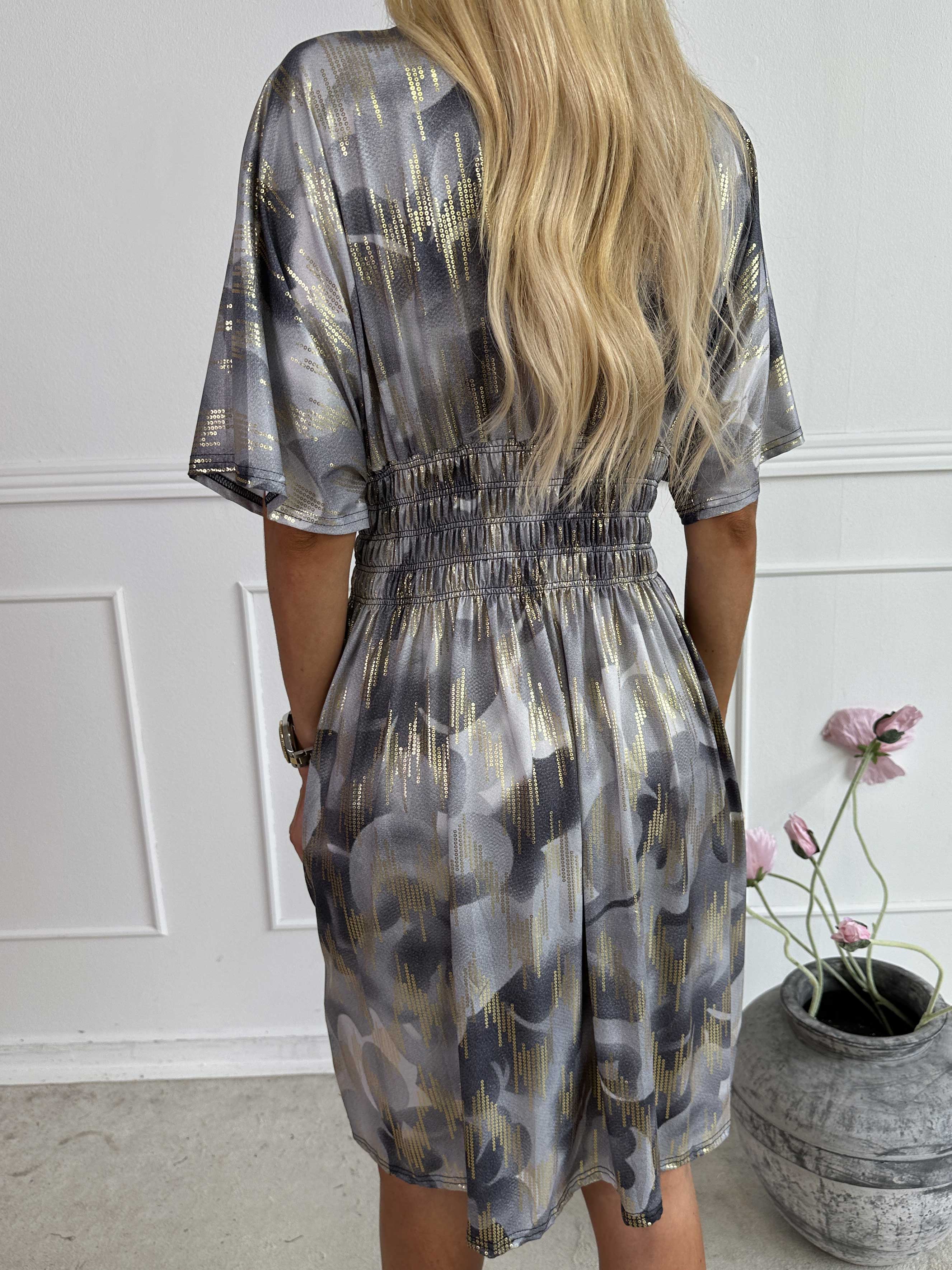 Pams Glamorous Short - Kort elastisk kjole med fine guld detaljer